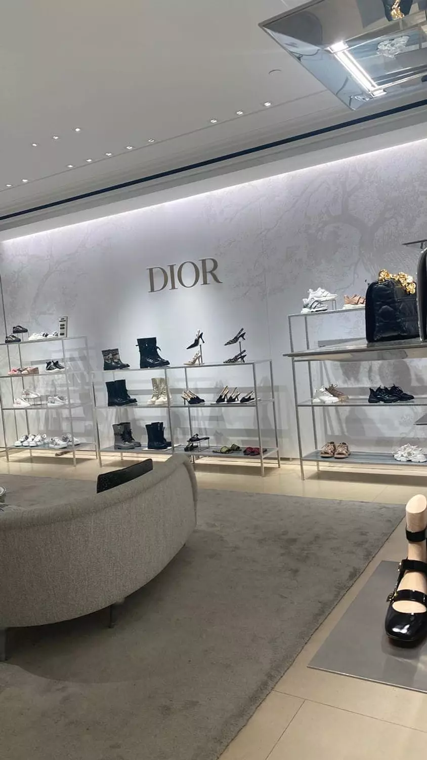 🌐 Dior: The Epitome of Luxury and Innovation in Fashion 4