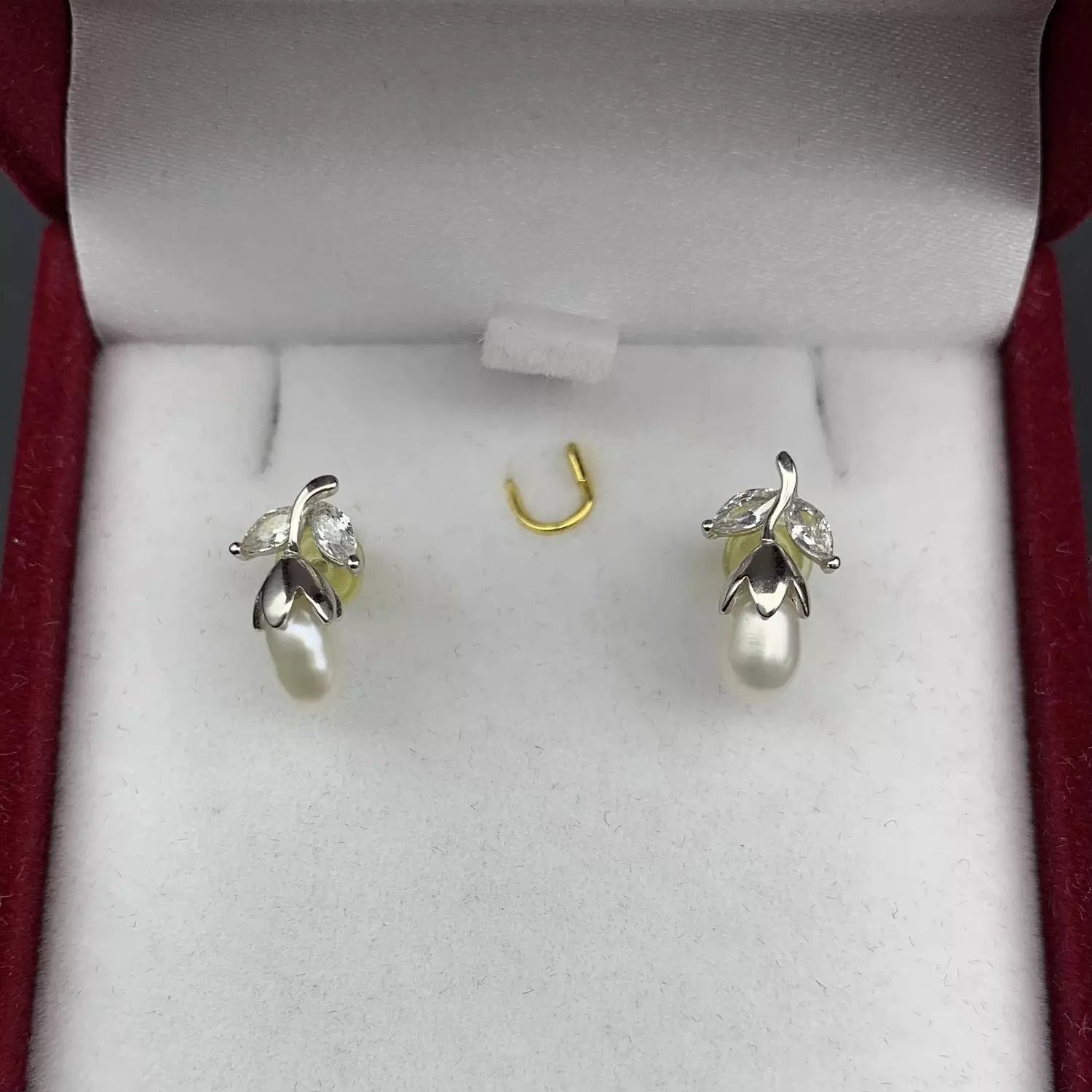 Pearl earring image