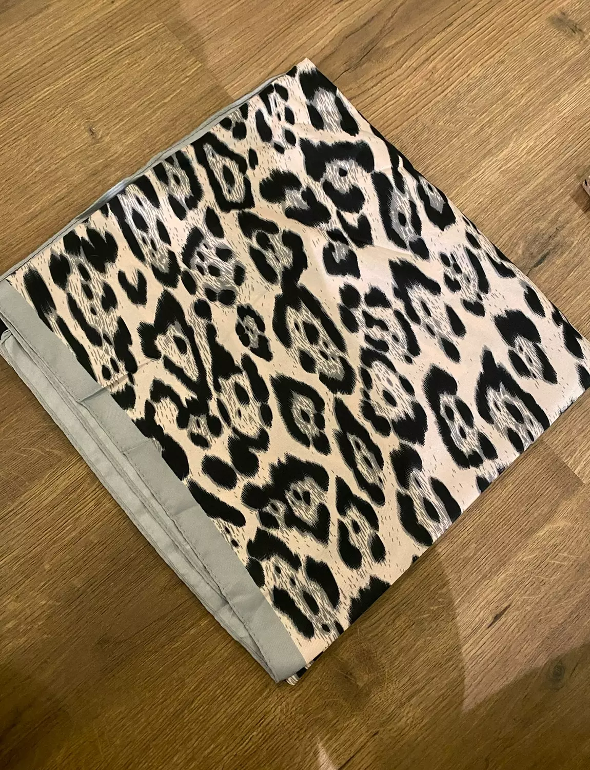 squar satan scarf 32