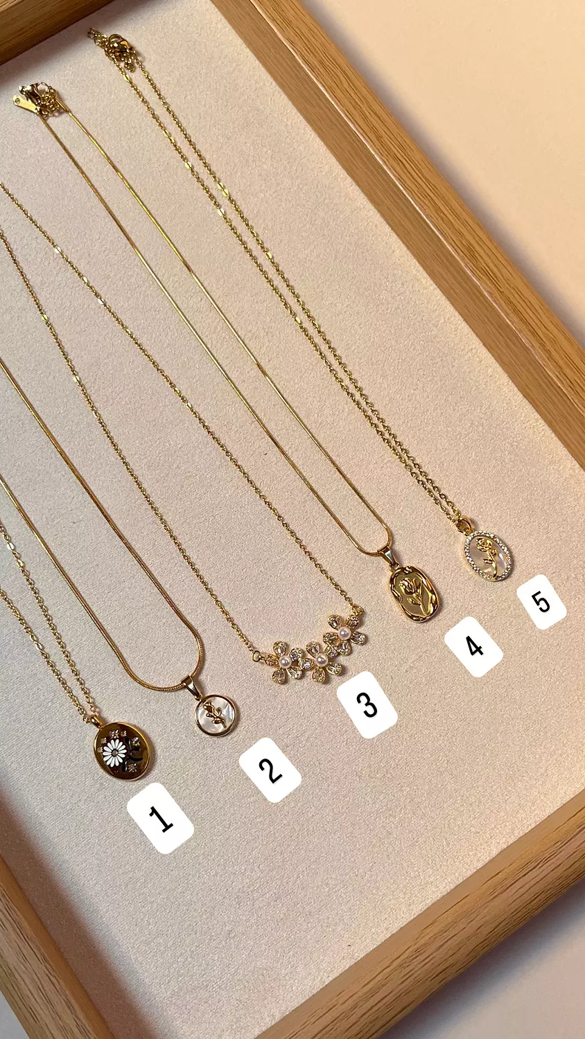 Flower necklaces image