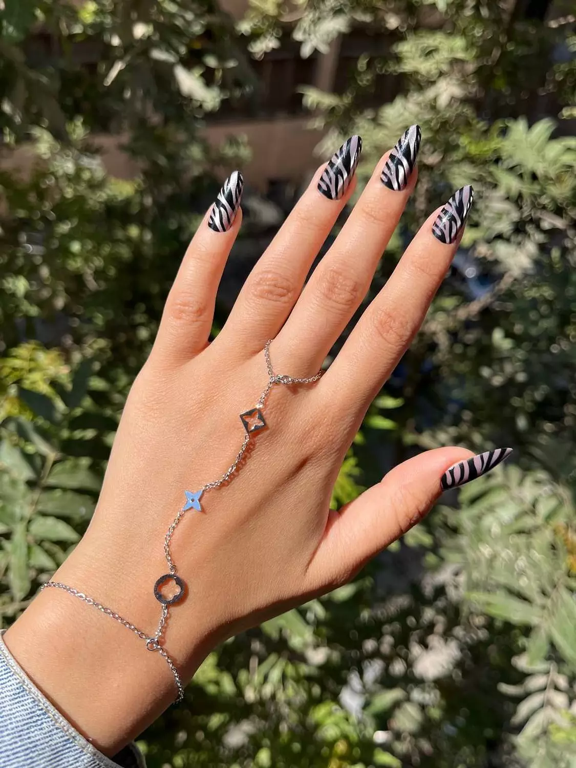 Hand-chain H7 hover image