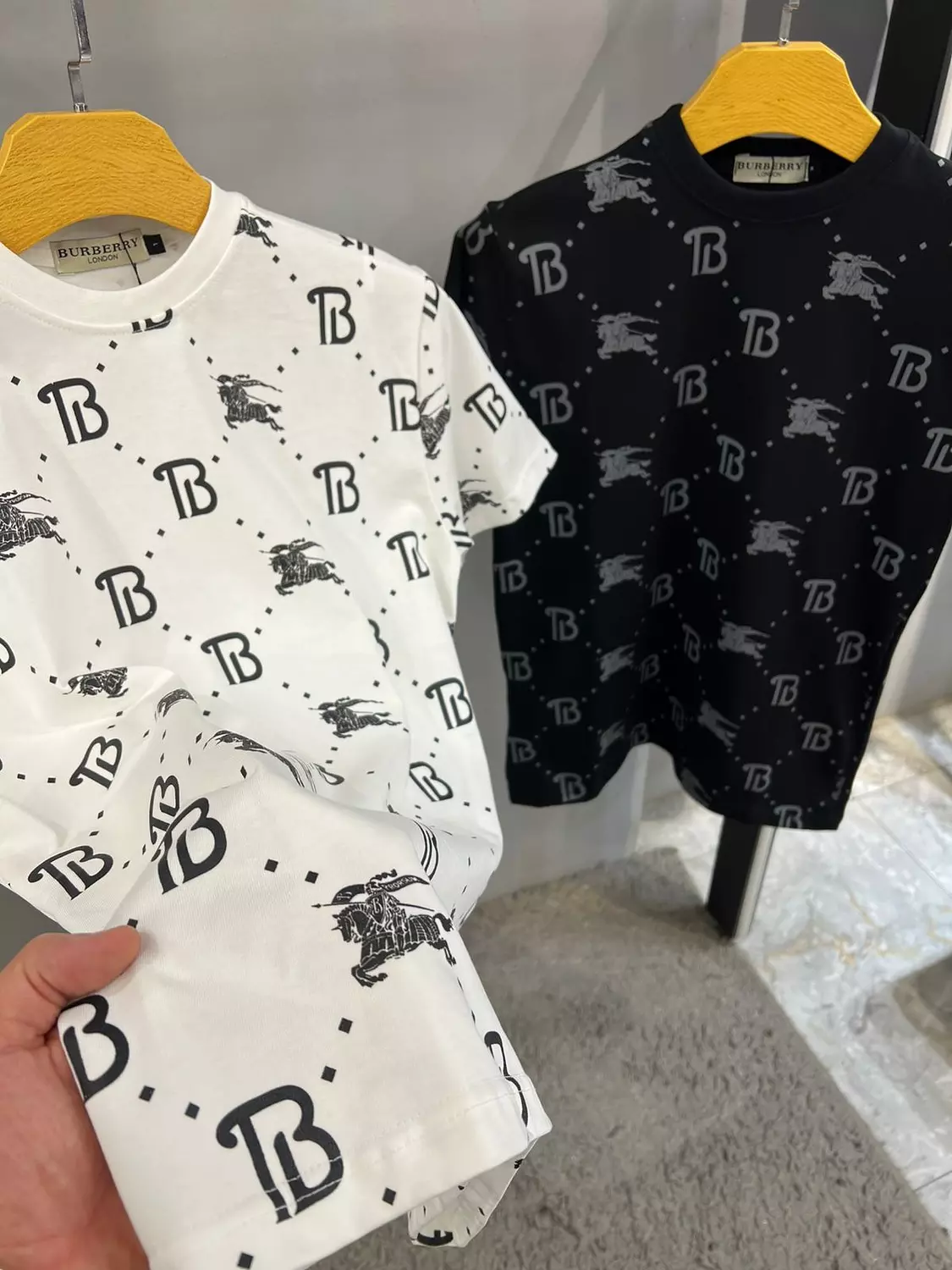 BURBERRY TSHIRT / 1482 9