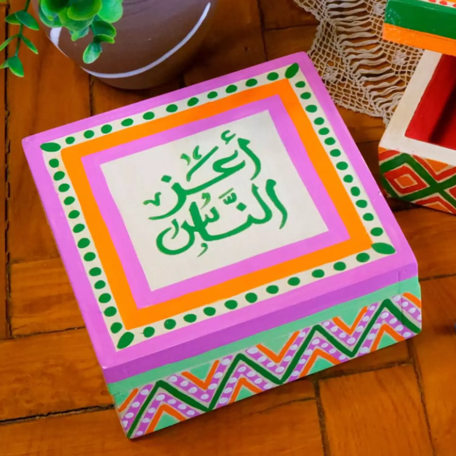Box medium - square- triangles dot orange image