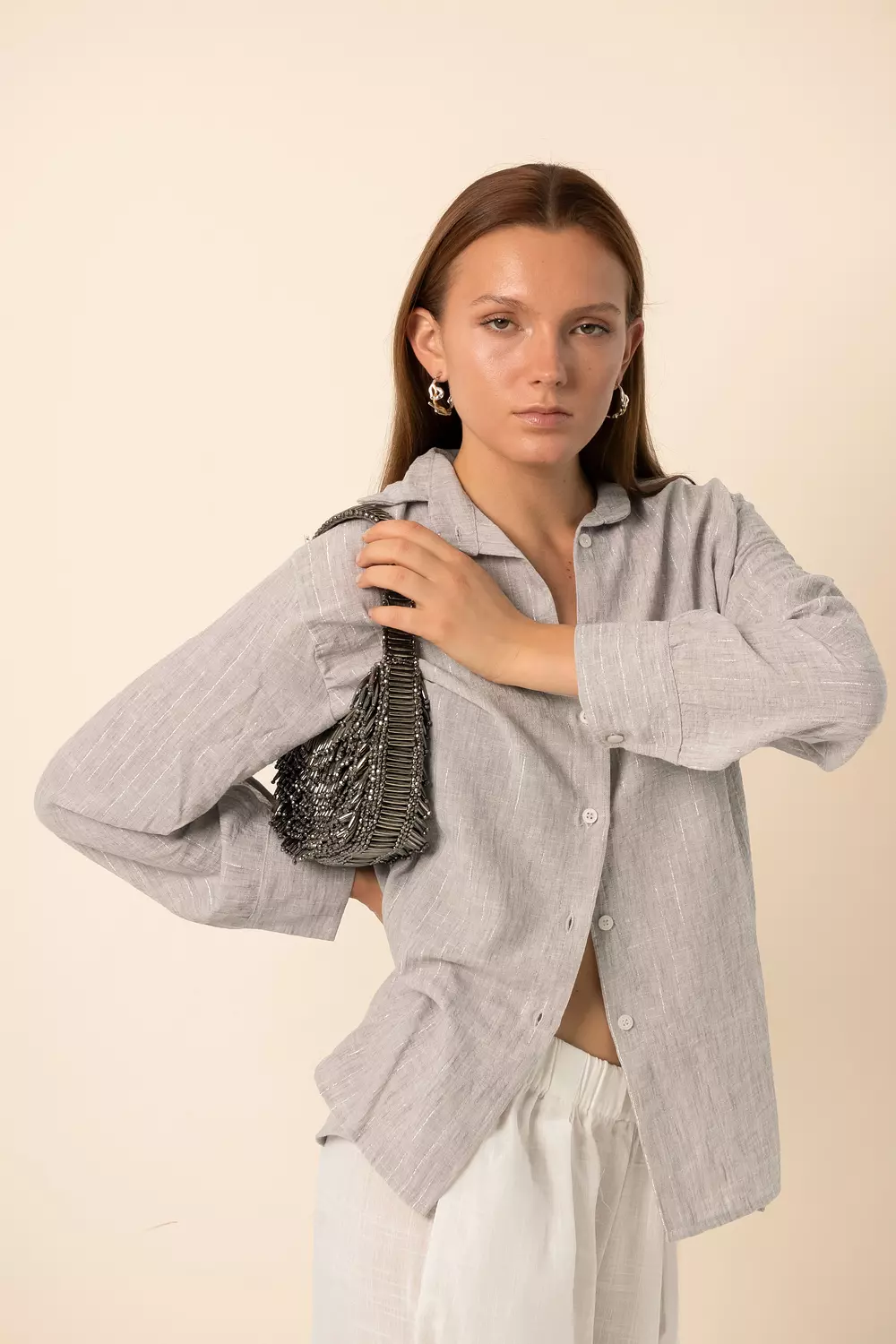 <p><strong>Oversized Shirt silver stripes - Light Grey</strong></p>