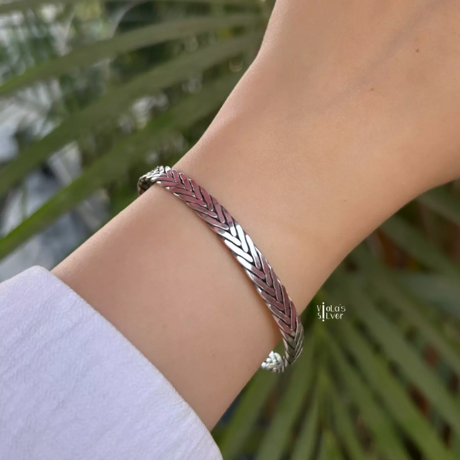 Twist line bangle image