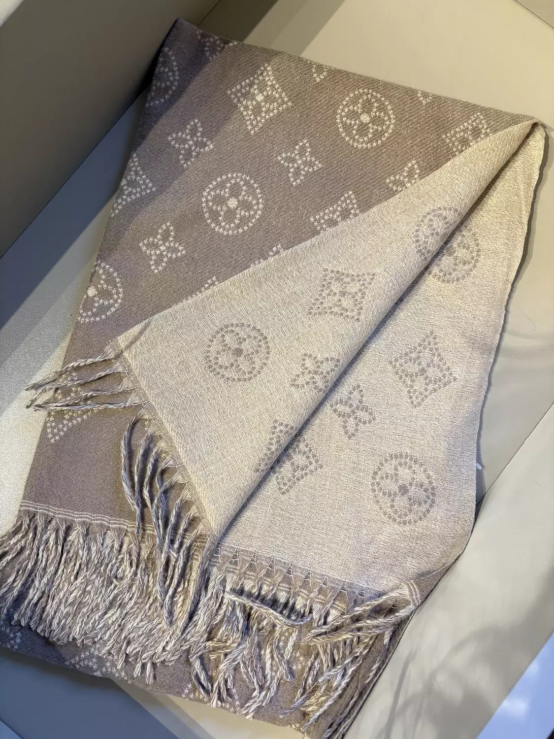 LV WOOL SHAWL 11