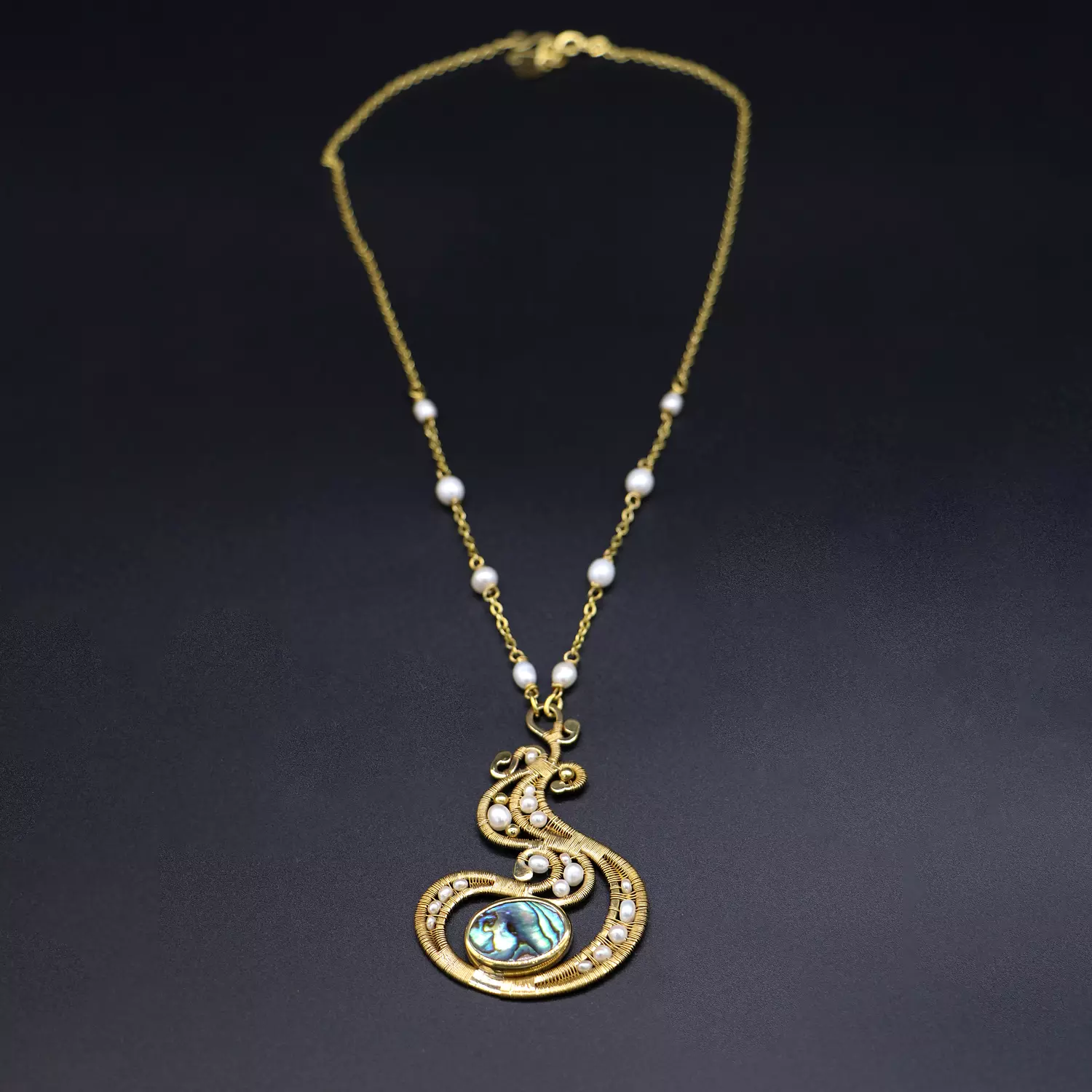 Necklace with pearls and abalone shell. 1