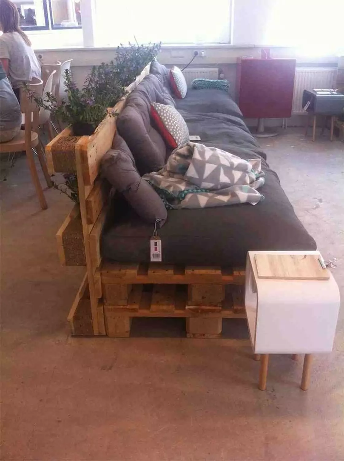 Pallet sofa (extra pallet back) 8