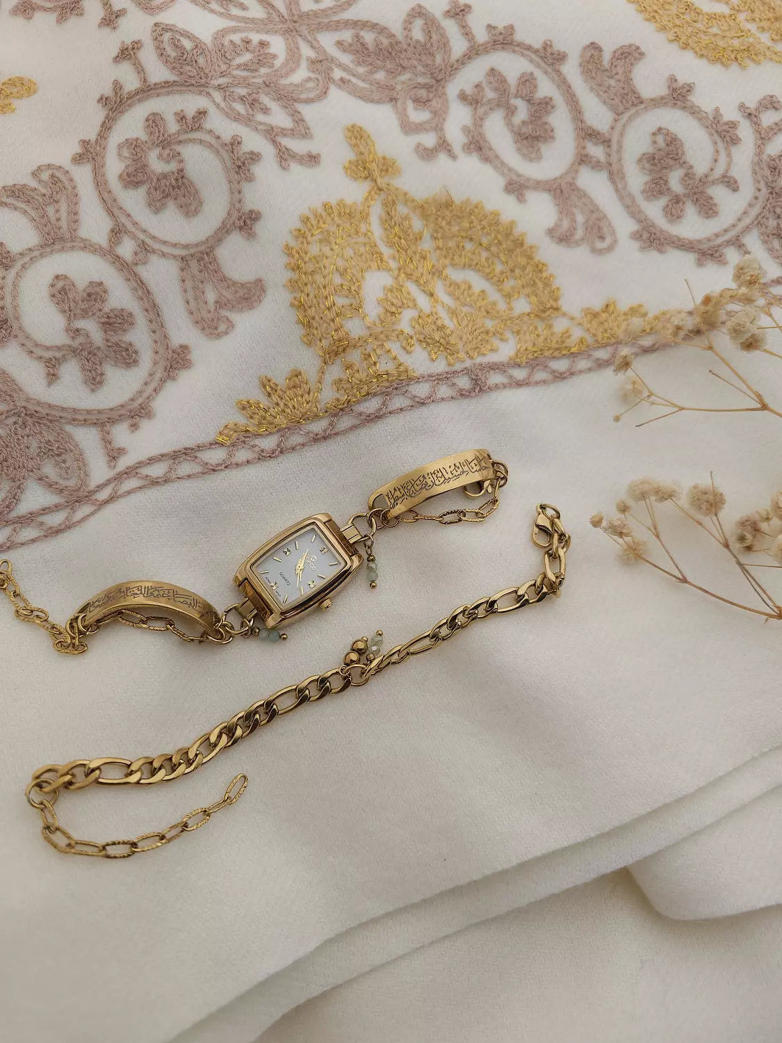 حاشا لحسنك أن يصاغ بأسطر/ساعة hover image