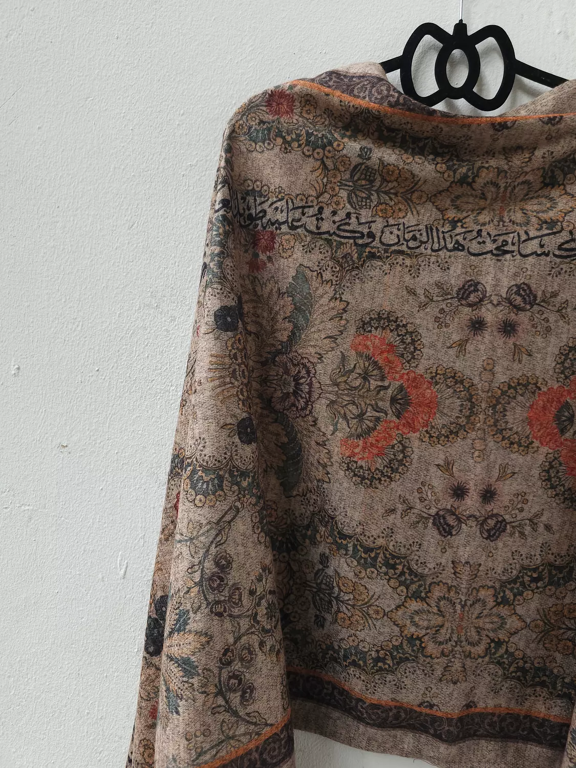 لعينيكِ سامحت هذا الزمان/صوف hover image