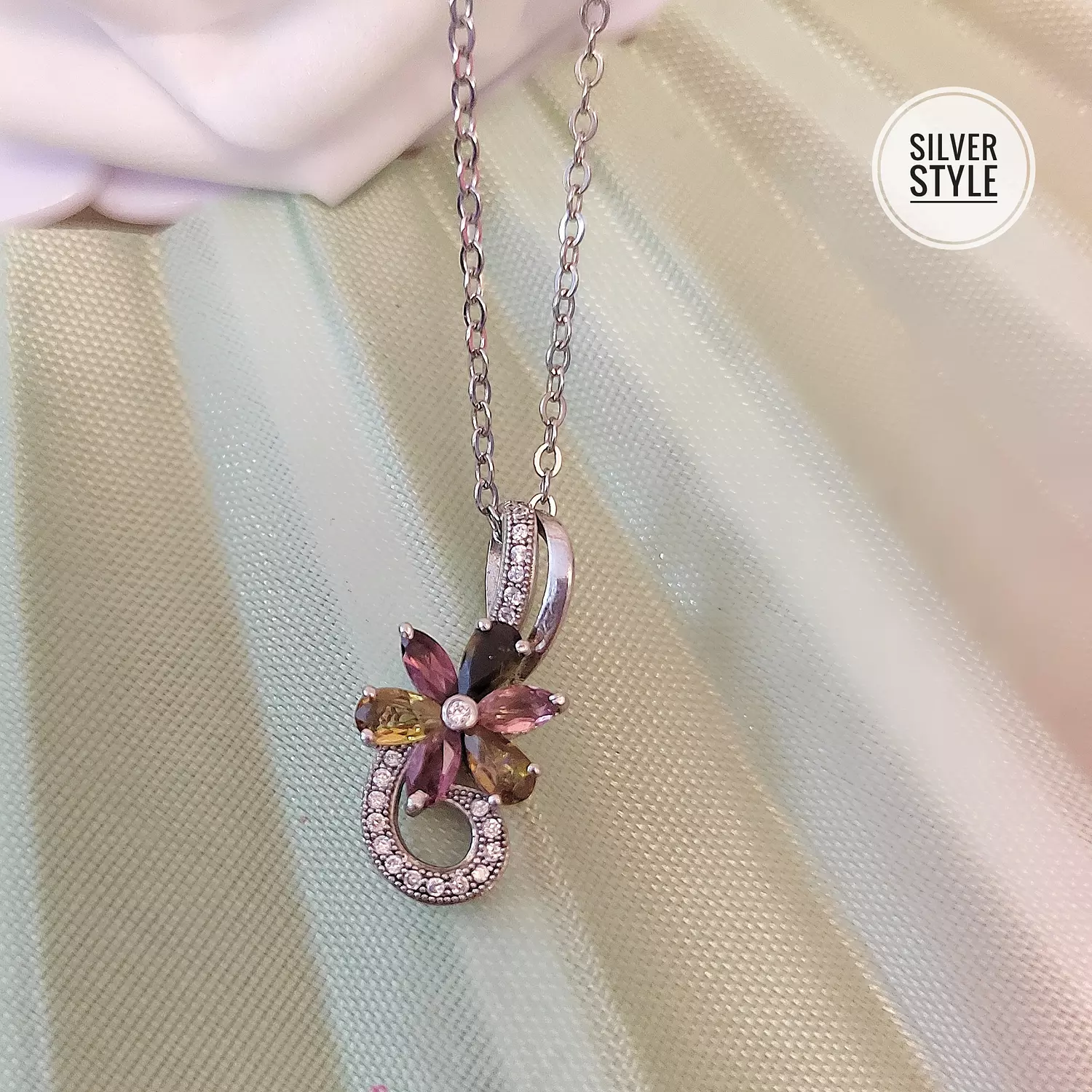 Simple flower pendant  image