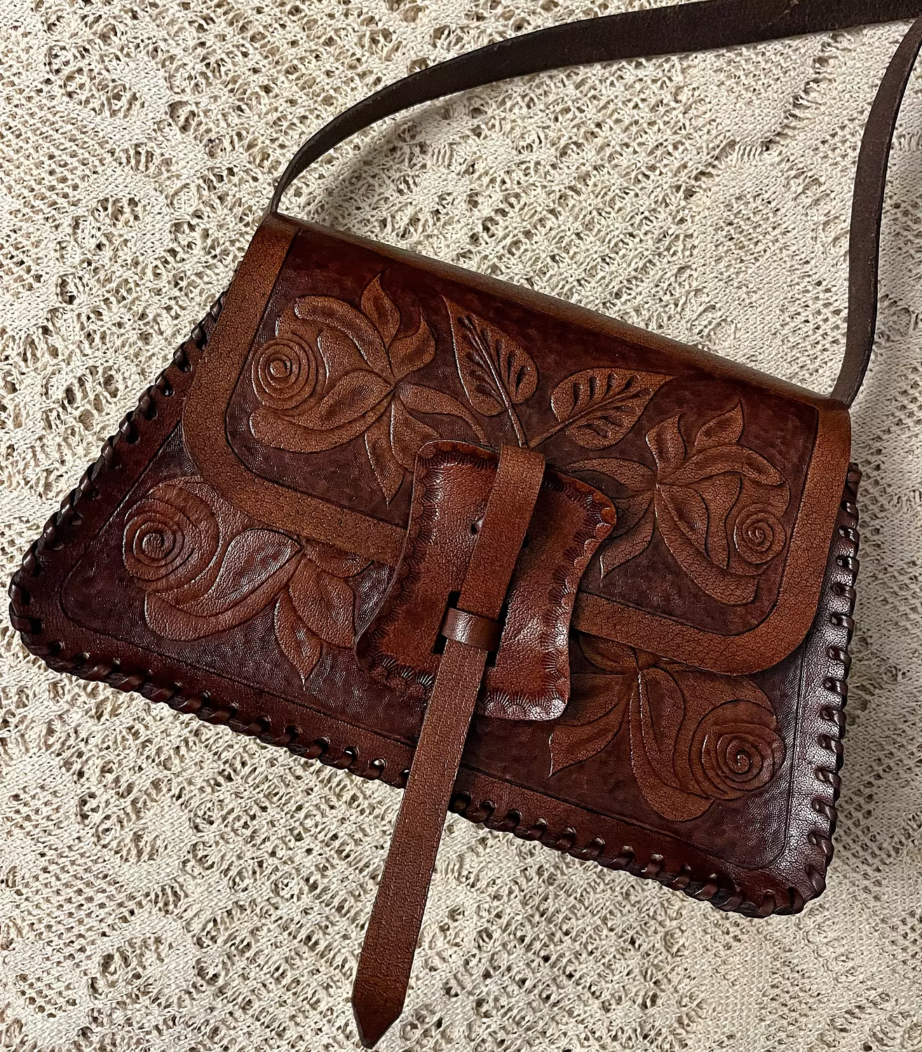 Tooled roses leather shoulder bag with strap closure  5