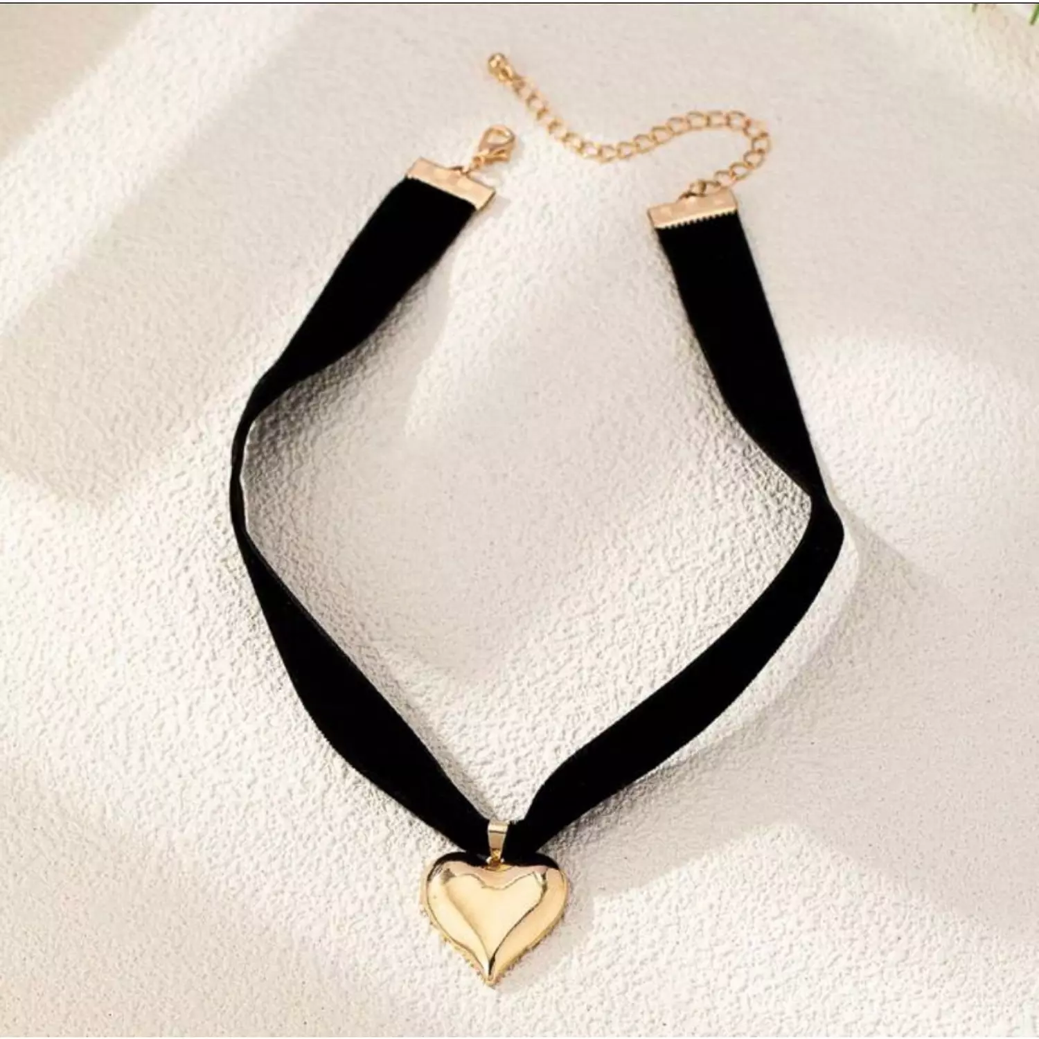 Minimalist Heart Shaped Choker 3