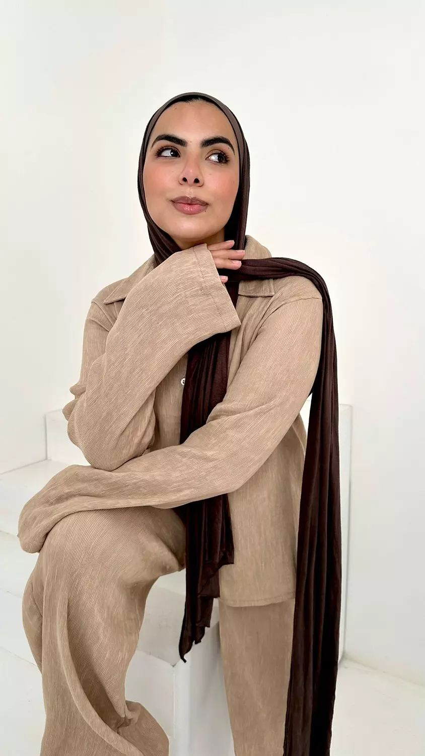 <p><strong><span style="color: rgb(92, 63, 50)">Elara Set </span></strong></p>