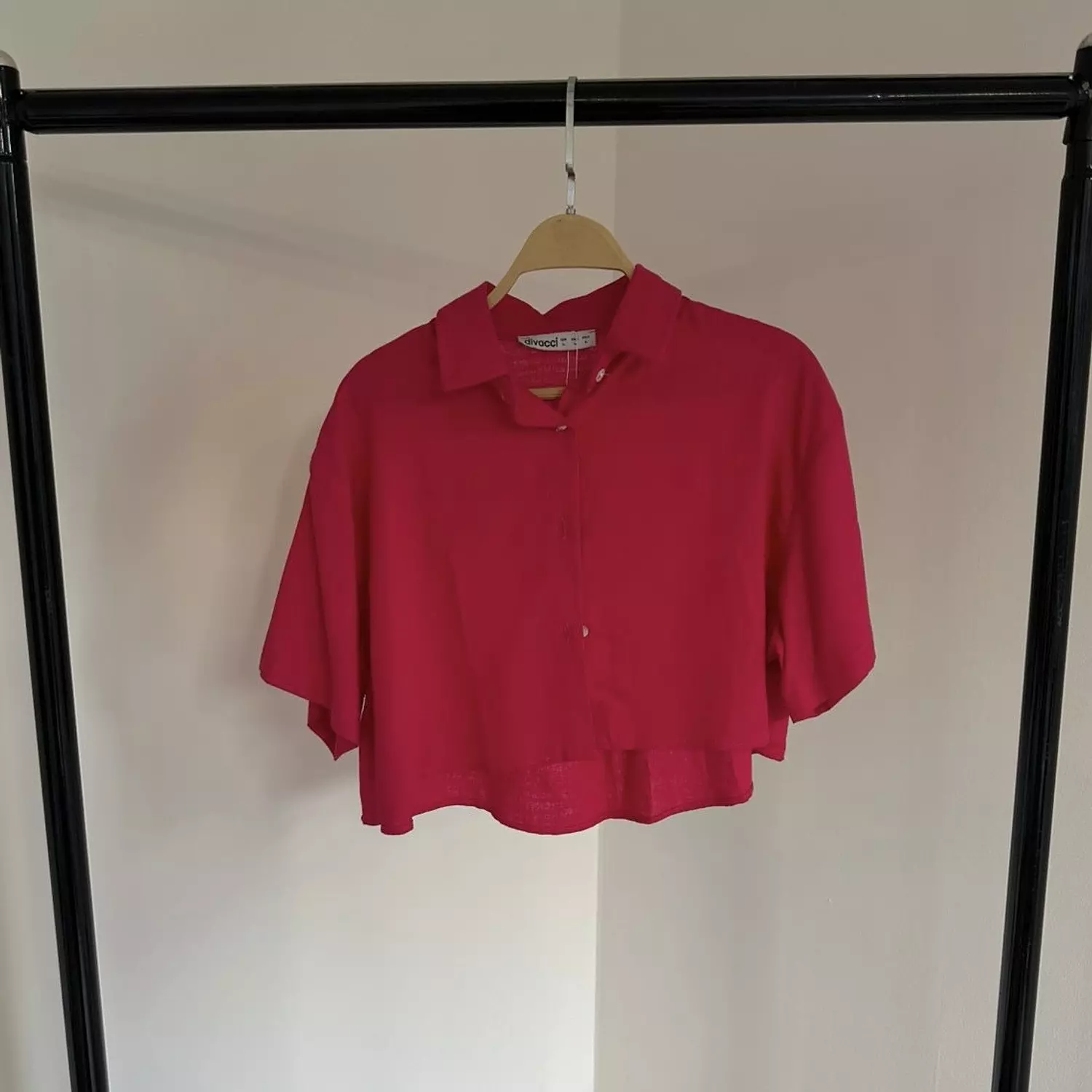 Crop shirt div  image