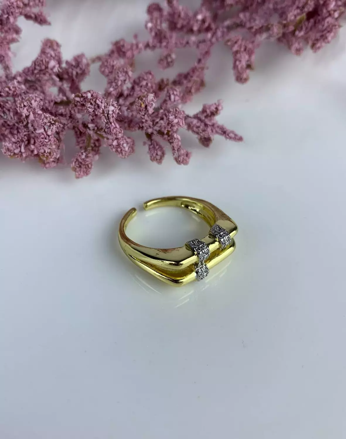 Gold pleated Ring with zircon diamonds 2