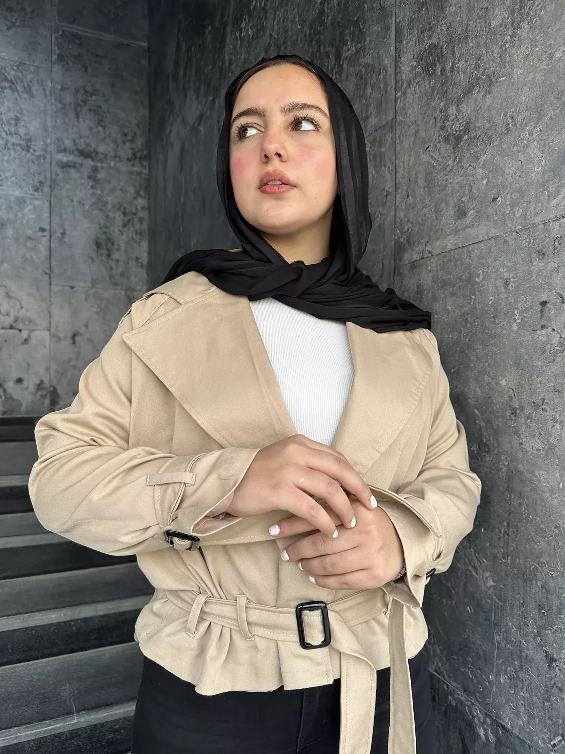 Cropped trench coat in beige 3