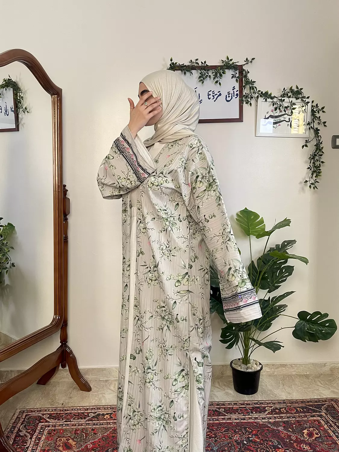 وردية الثغر ربيعيةُ الملامح/ كارديجان hover image