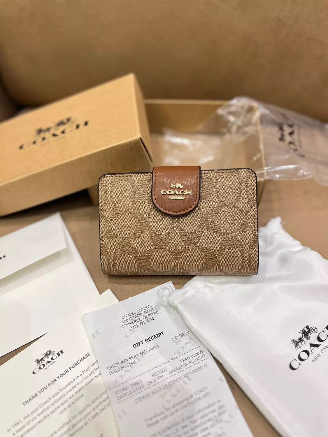 Medium Corner Zip Wallet In Signature 1