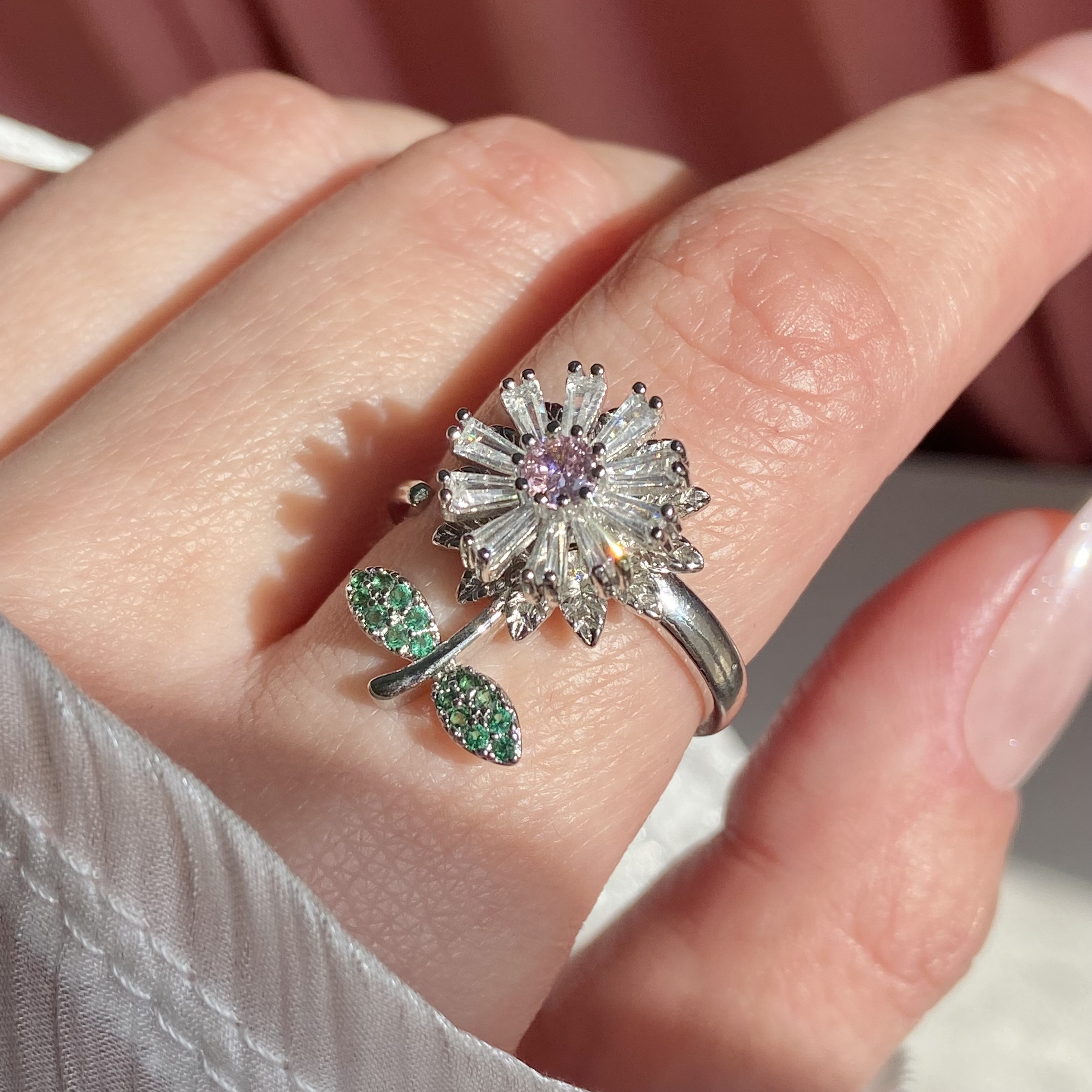 Spinner ring with green leaves-silver image