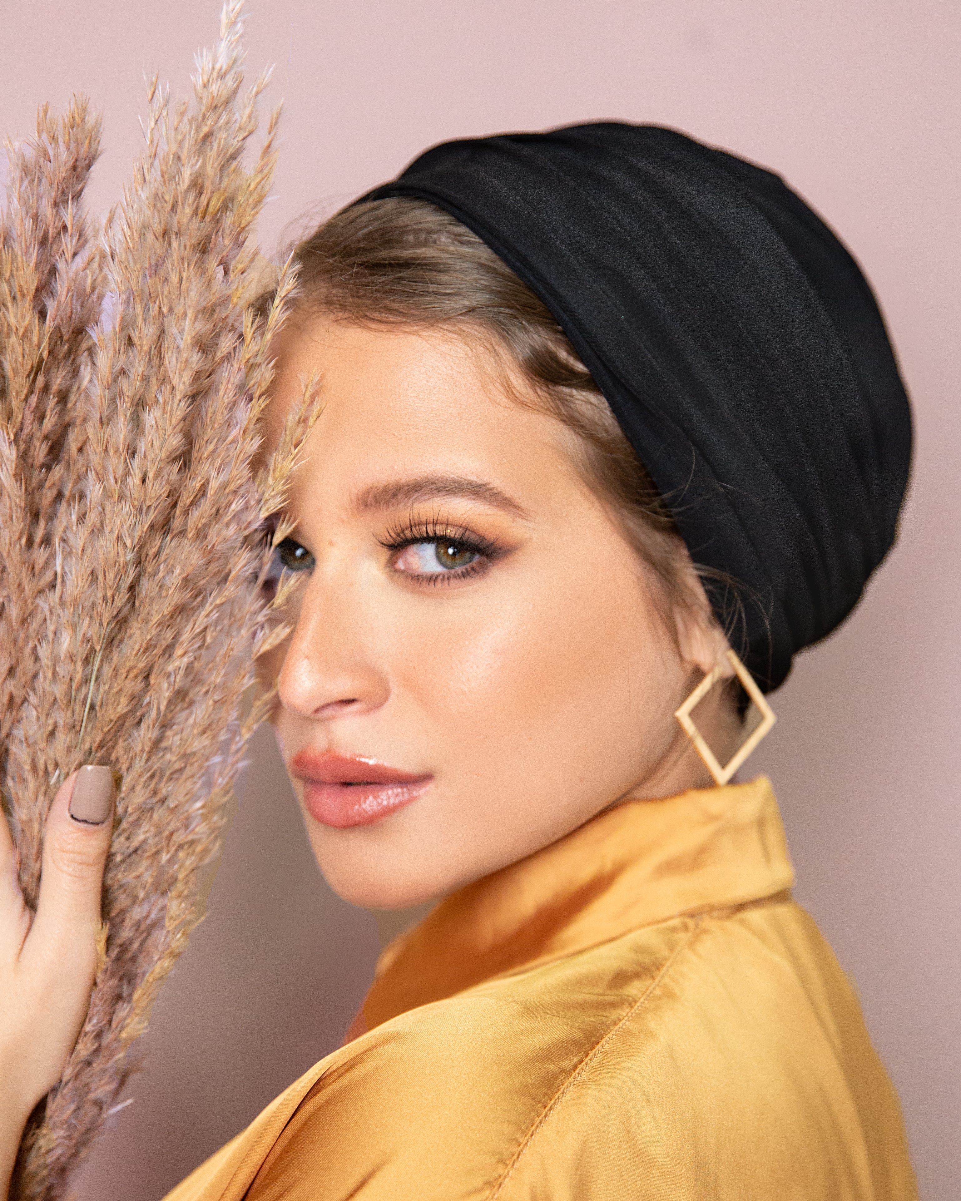 <h4><strong><span style="color: rgb(236, 199, 206)">Basic Black Turban</span></strong></h4>