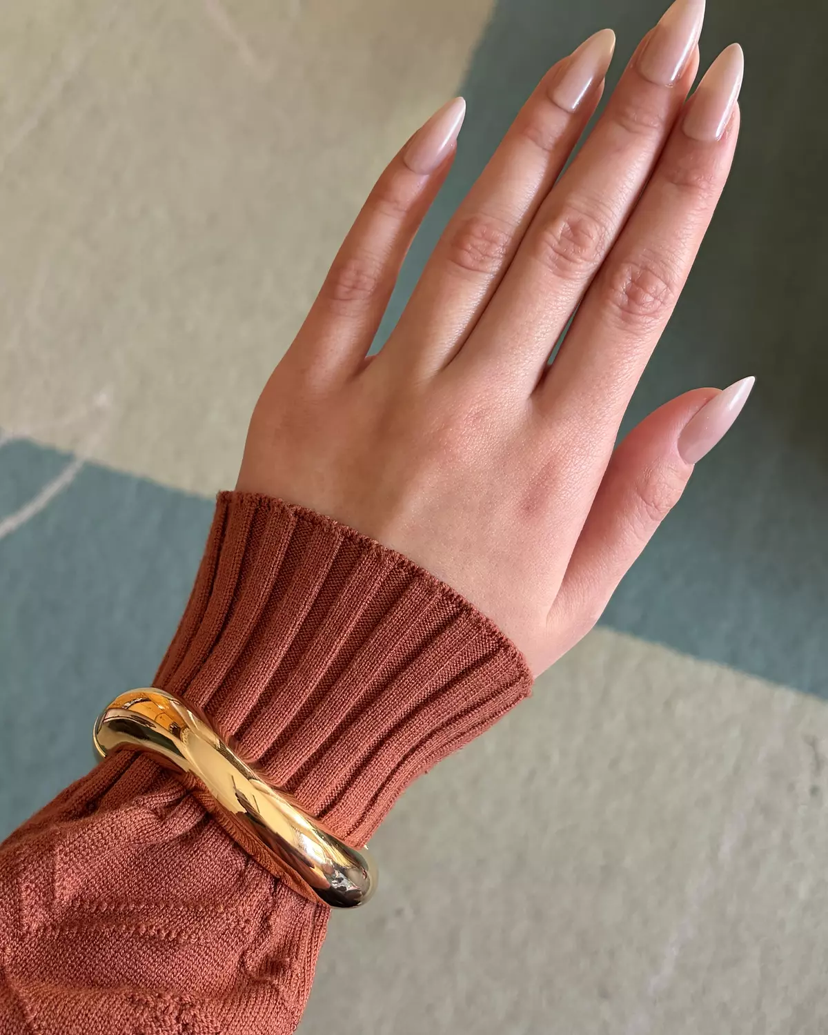 Curve chunky bangle- gold  1