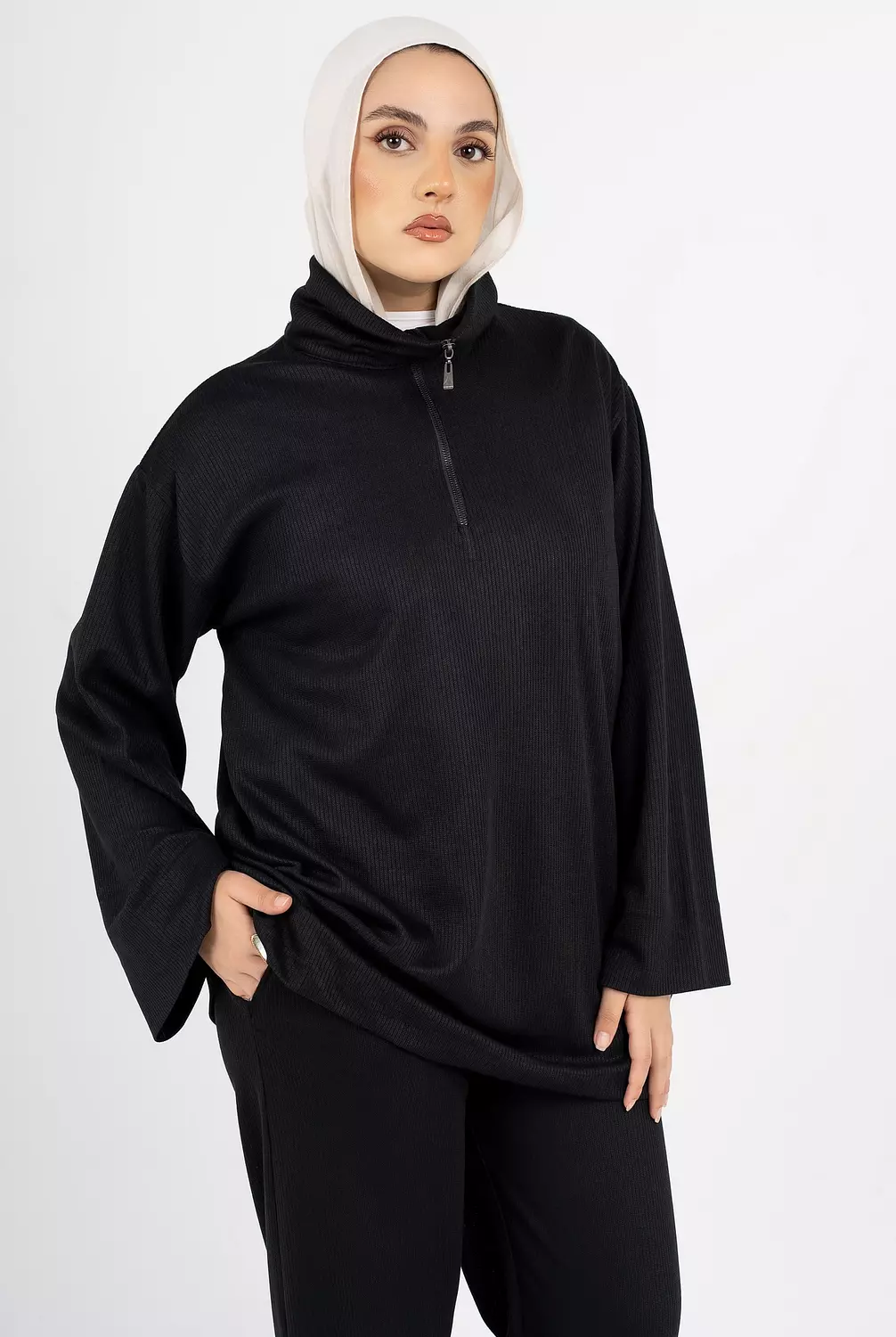 VEYA Set in Black hover image