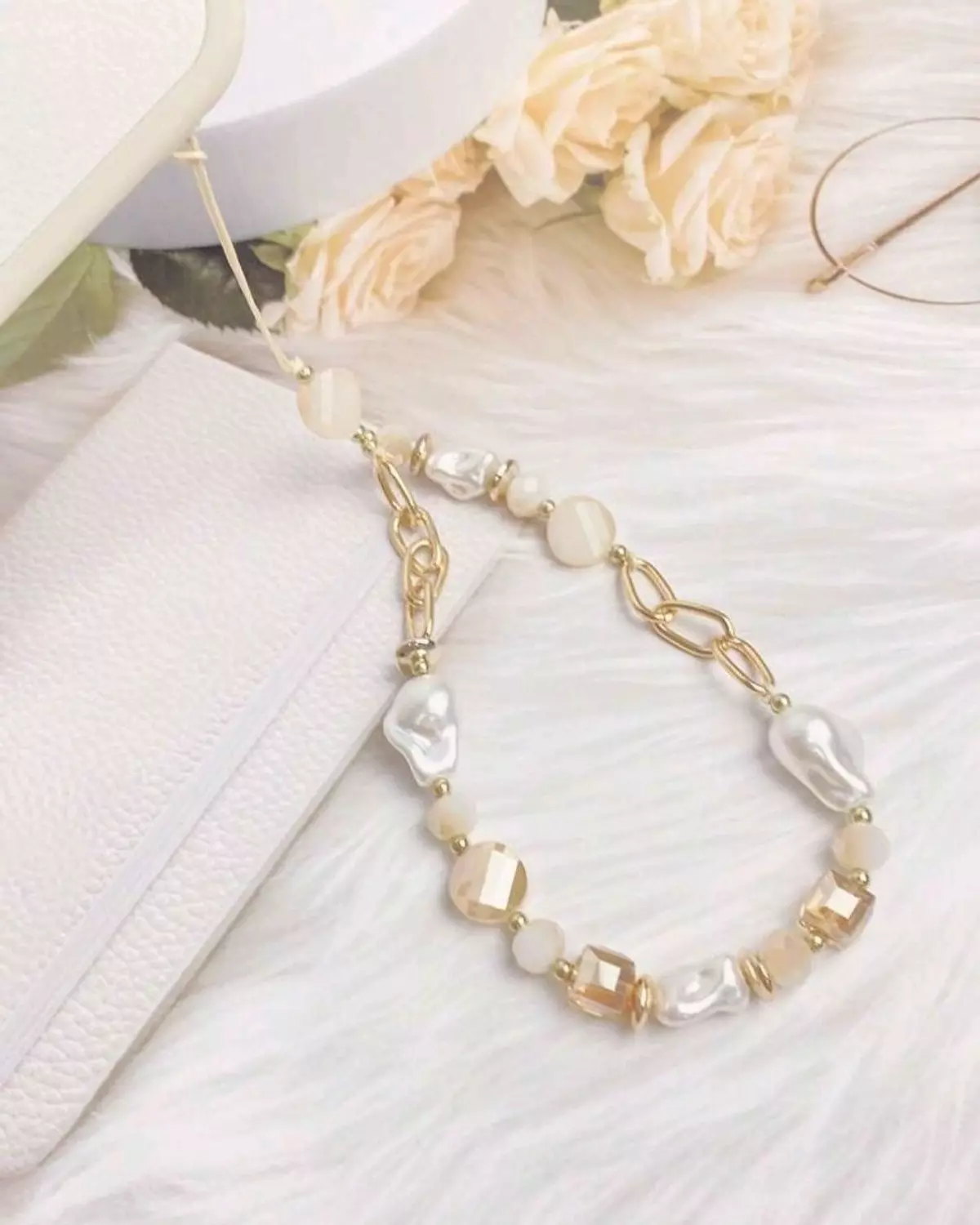White pearl Mobile Chain hover image