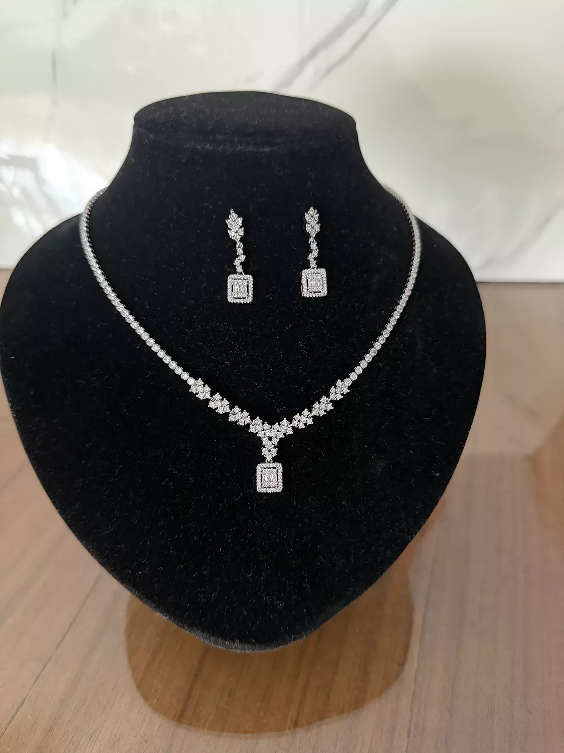 Simple twist Zircon set image