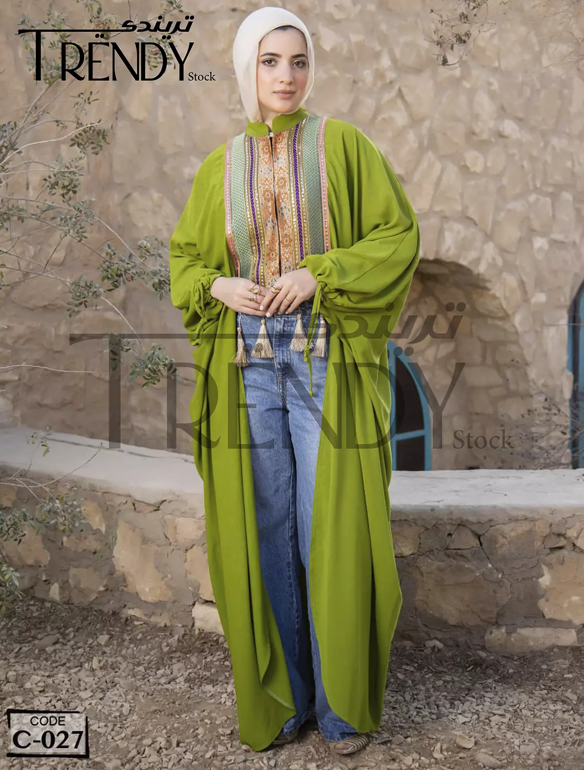 Half abaya decorated with an Indian accessory 5