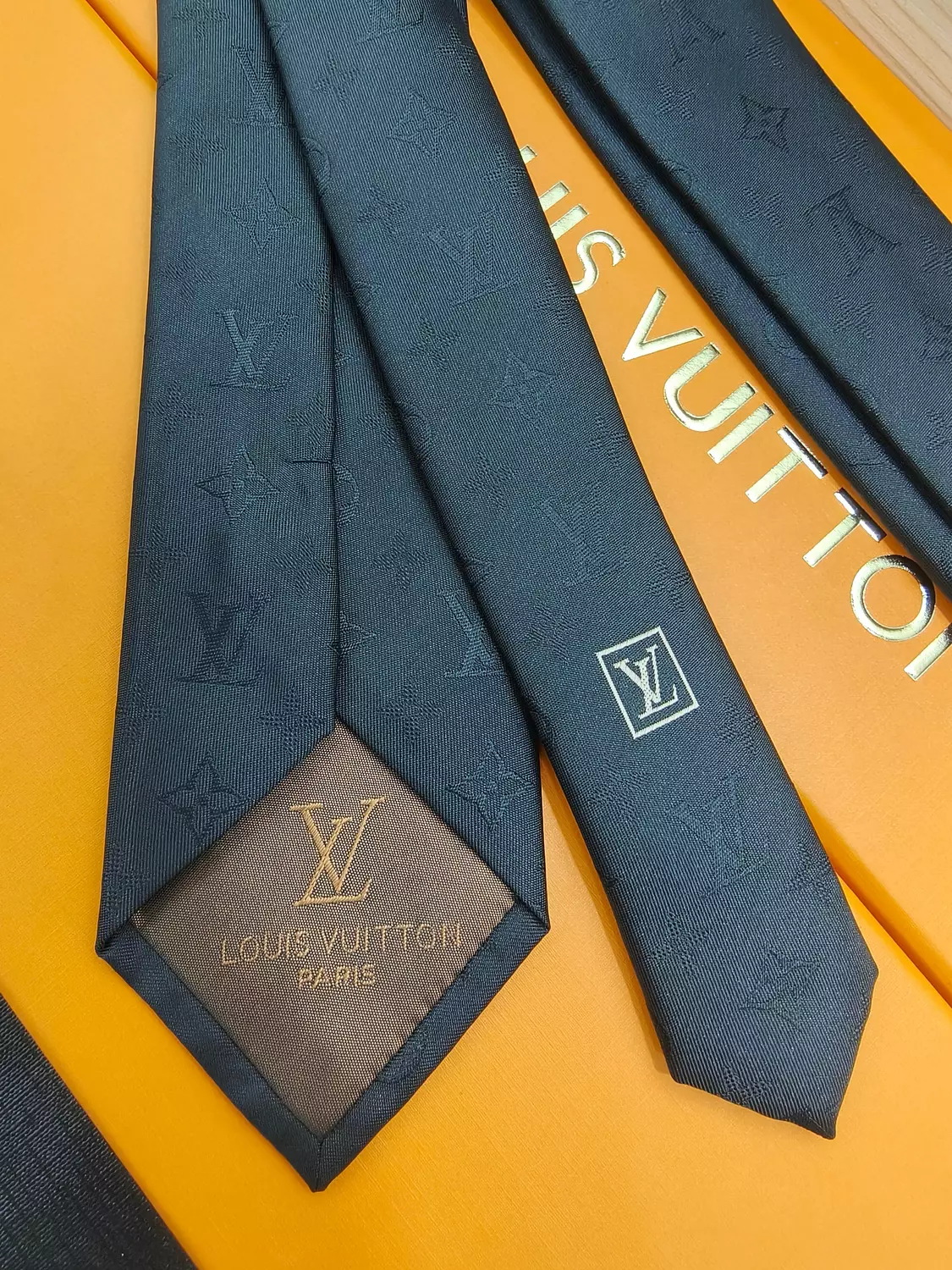 LOUIS VUITTON - Black  TIE-912 hover image