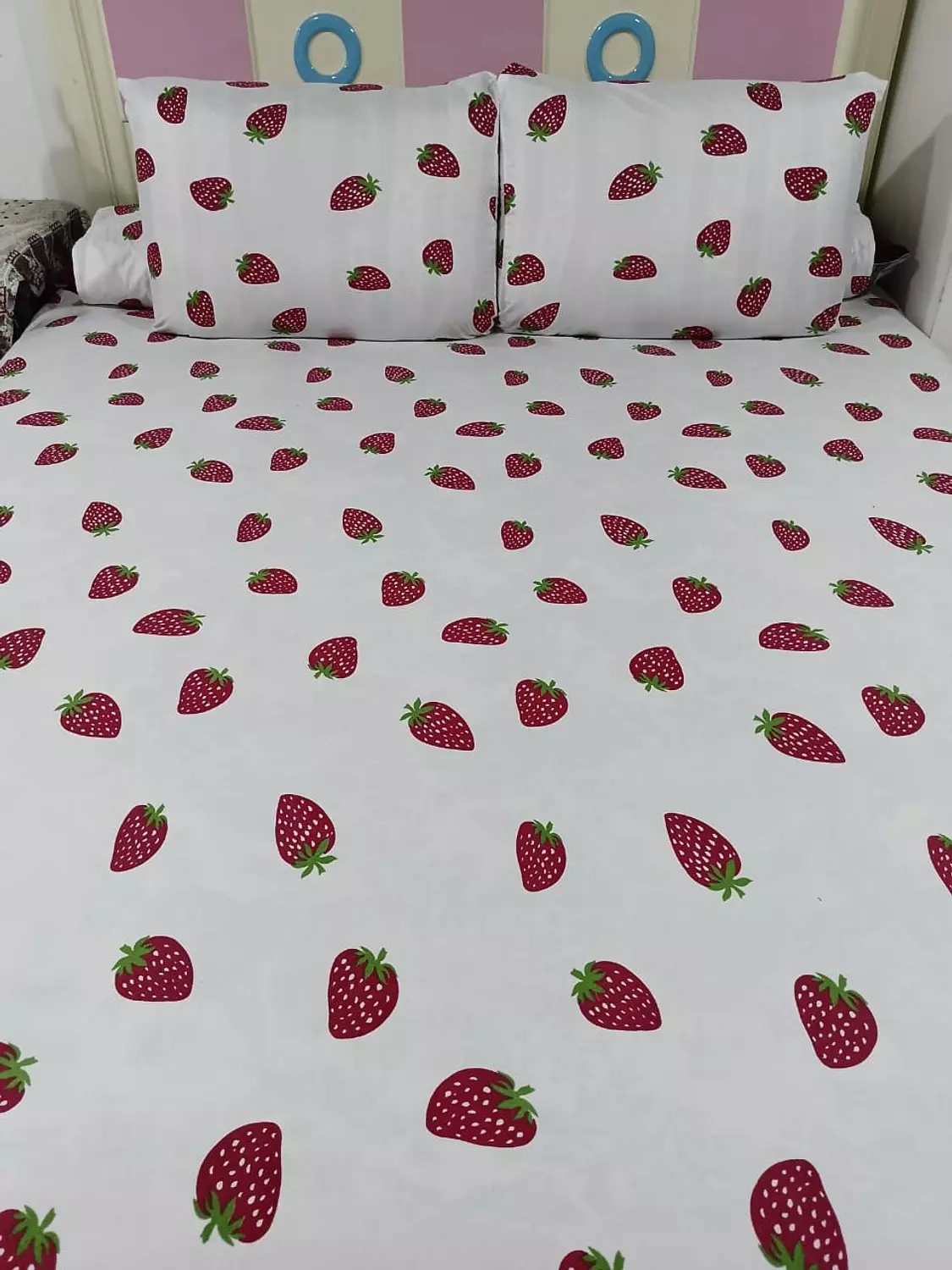 Large Turkish cotton strawberry bed sheet set hover image