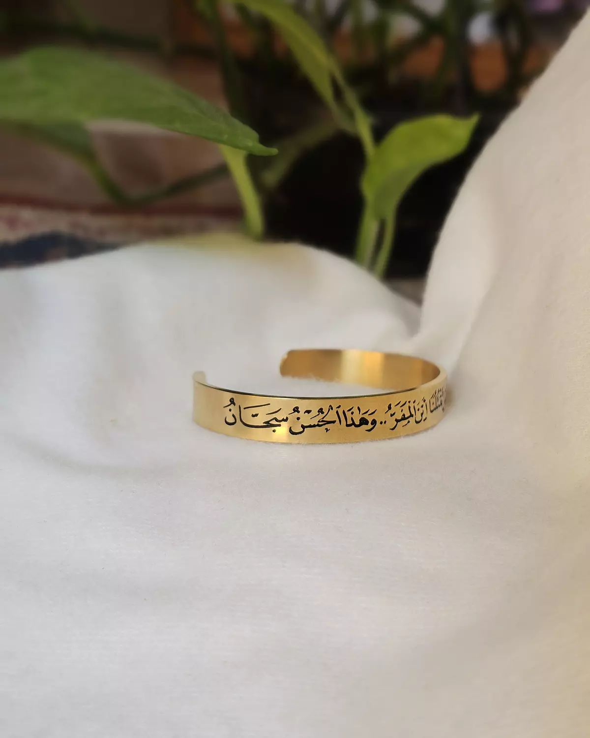  بعض العيون كحد النصل تقتلنا  اين المفر وهذا الحسن سجان /إسورة hover image