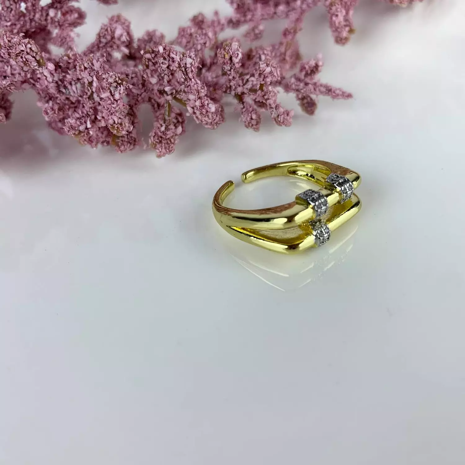 Gold pleated Ring with zircon diamonds image