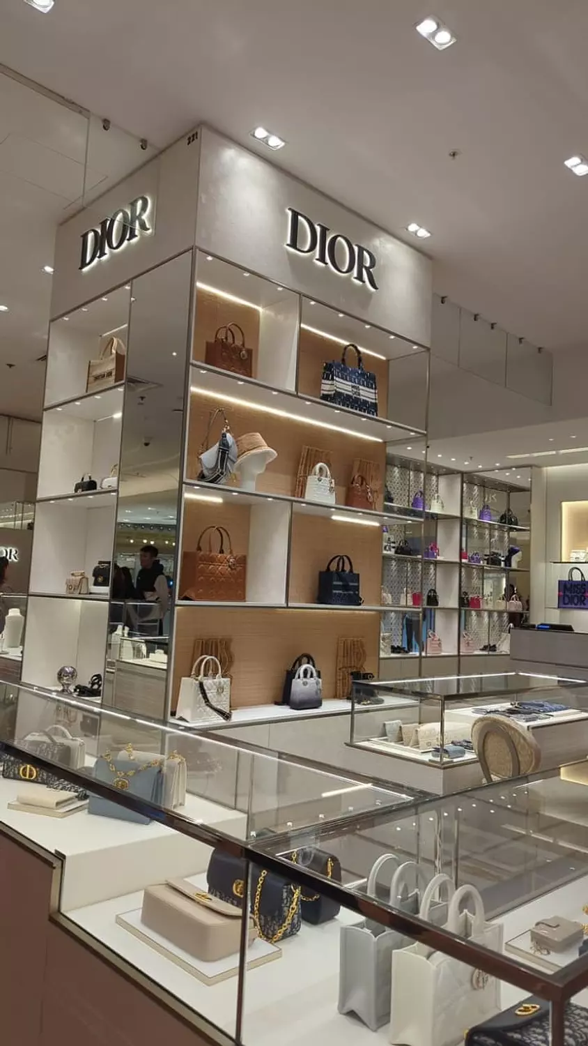 🌐 Dior: The Epitome of Luxury and Innovation in Fashion 5