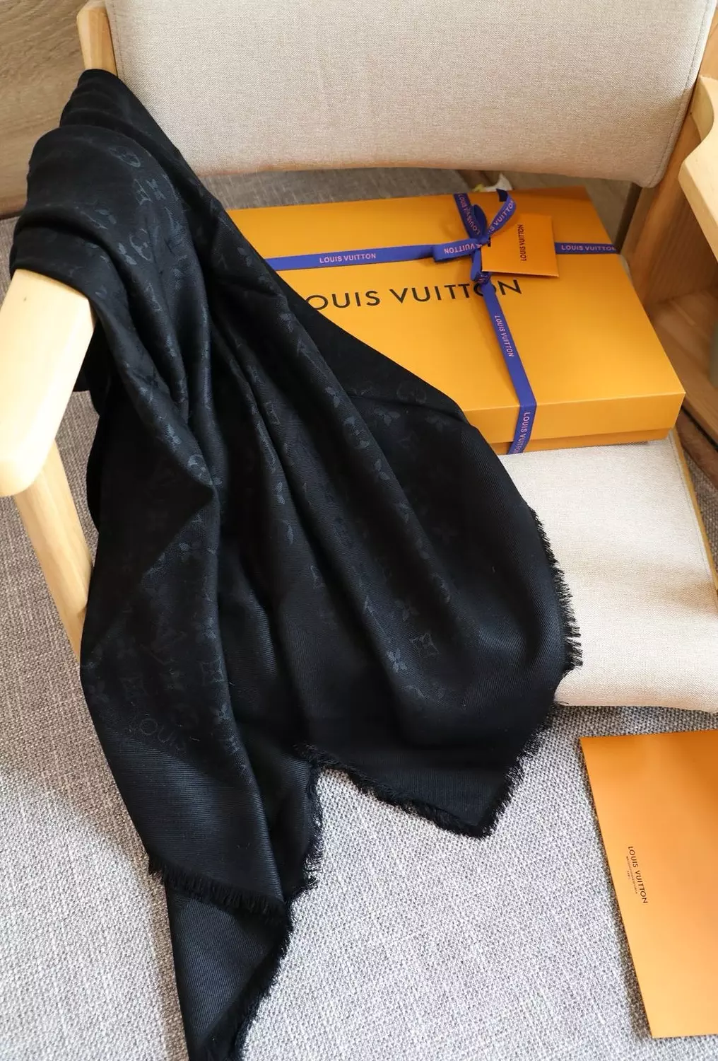 Lv scarf hover image