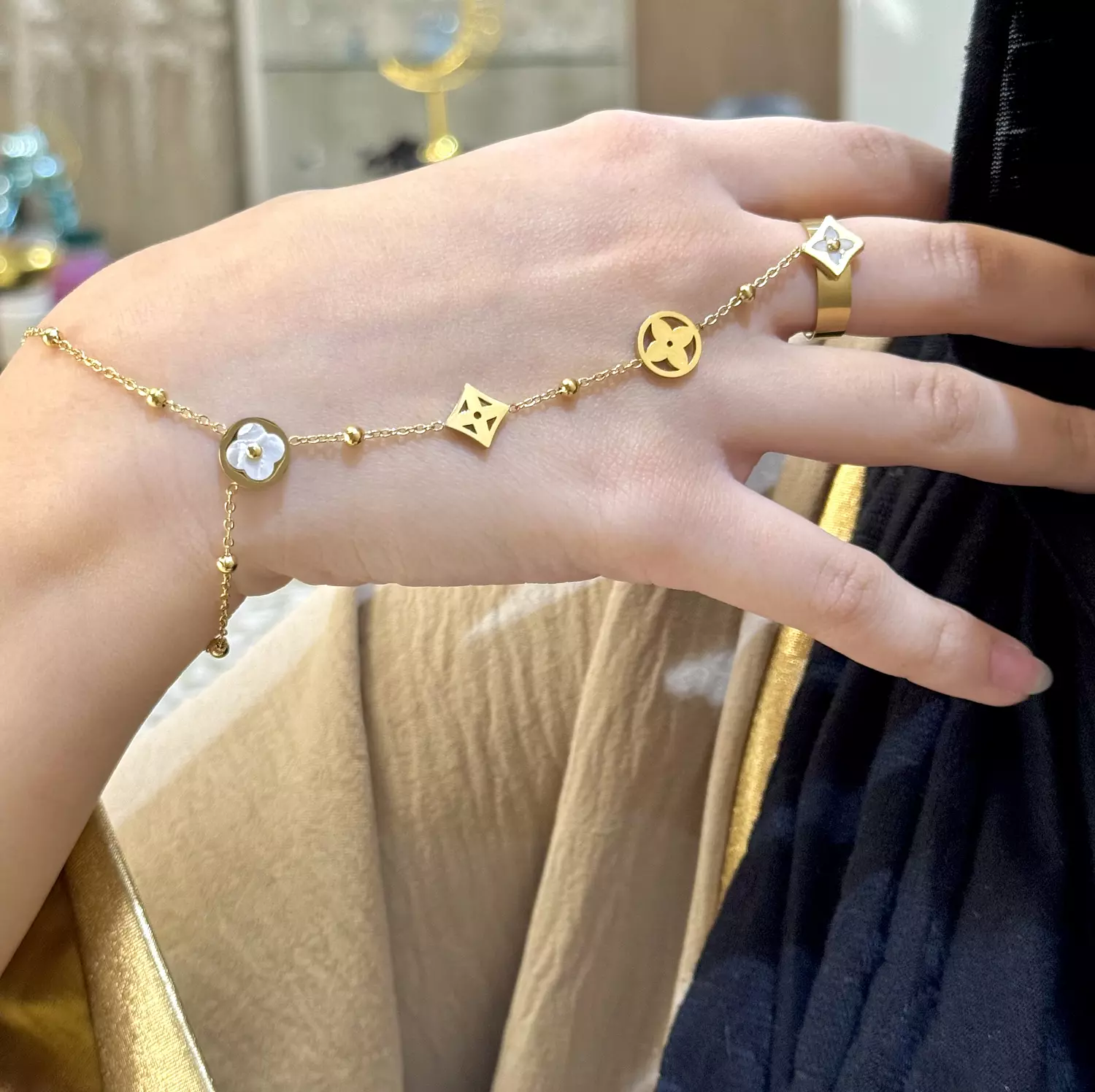 Hand Chain 10 1
