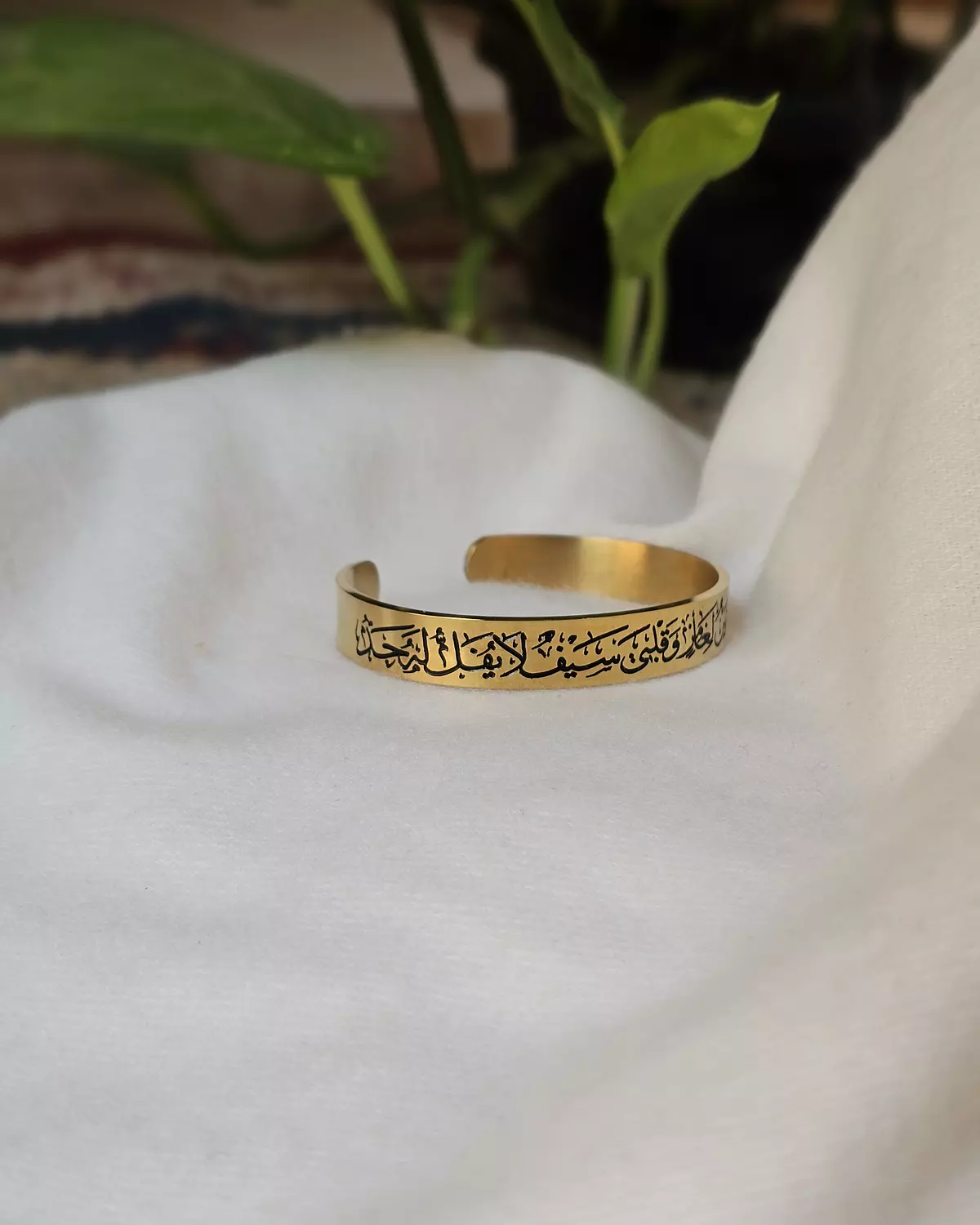 فَعُودِي صُلْبٌ لا يَلِينُ لِغَامِزٍ .. وَقَلْبِيَ سَيْفٌ لا يُفَلُّ لَهُ حَدُّ/إسورة hover image