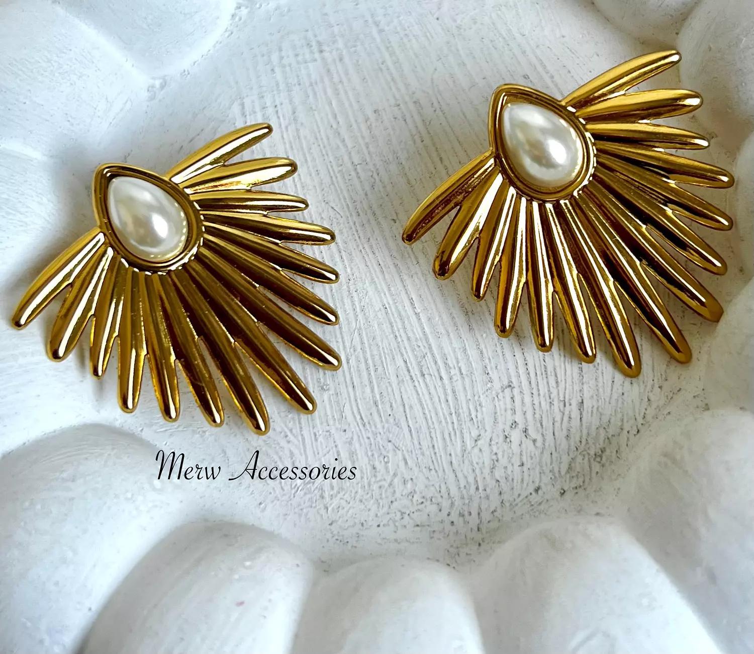 Gold pearl earring 