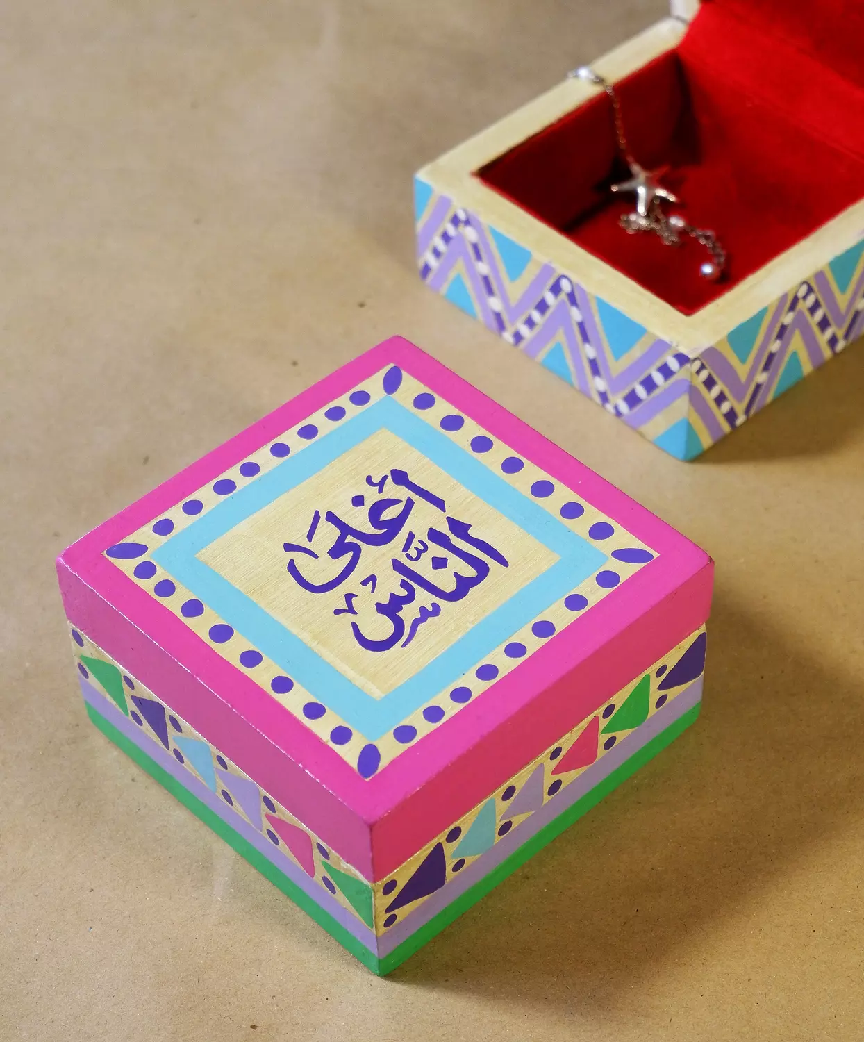 Box small - triangles fouchia image