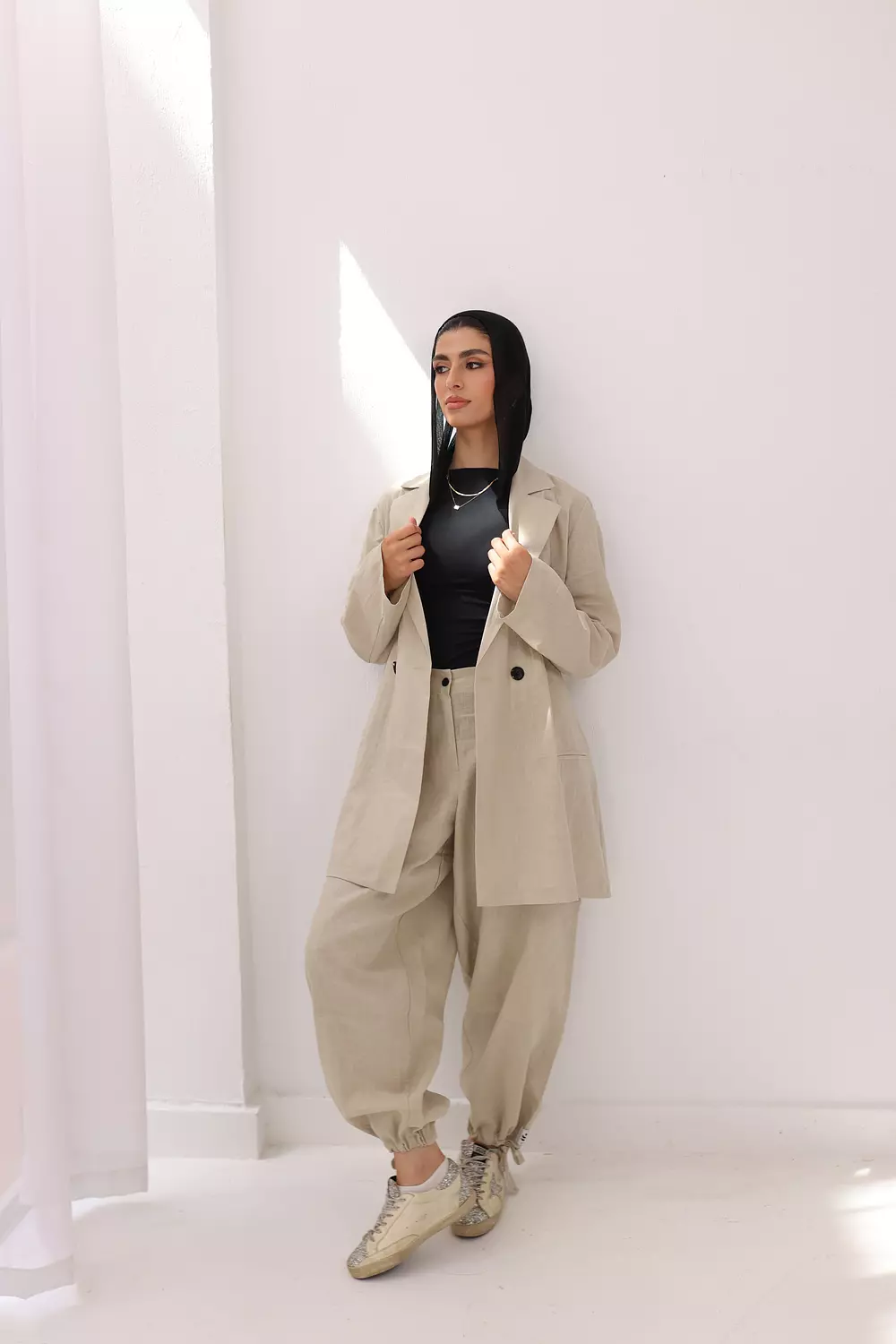 Fitted linen blazer in beige image