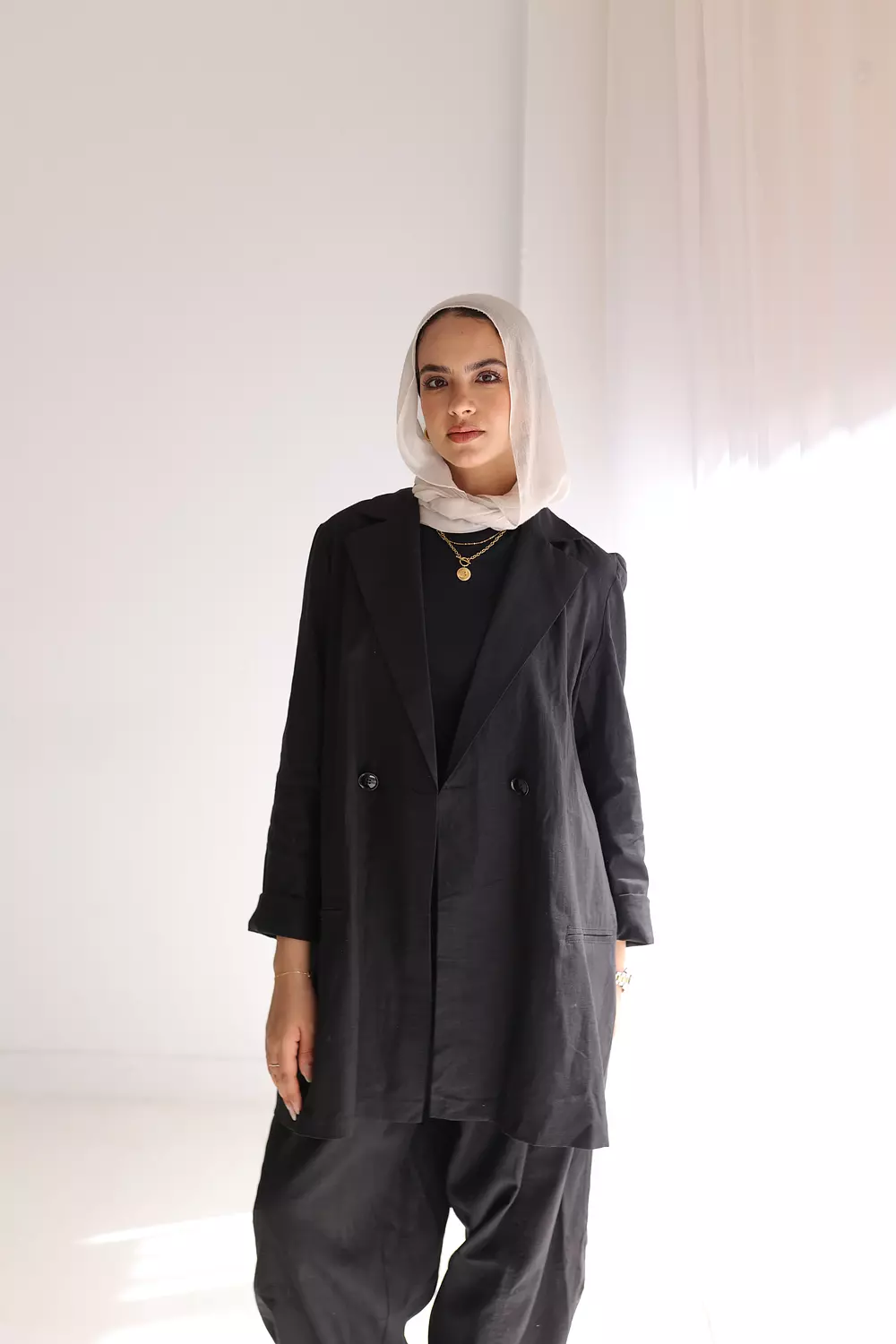 Fitted linen blazer in black 2