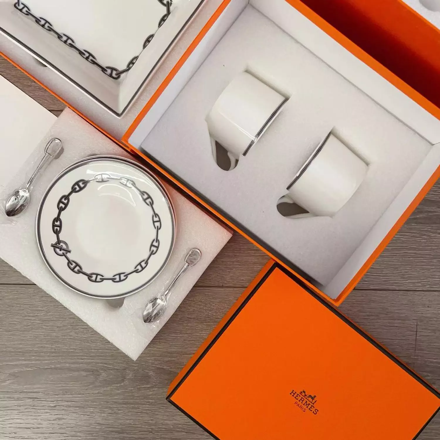 luxurious Hermès Chaine d'Ancre porcelain tea set in platinum silver, featuring iconic anchor chain motifs 4