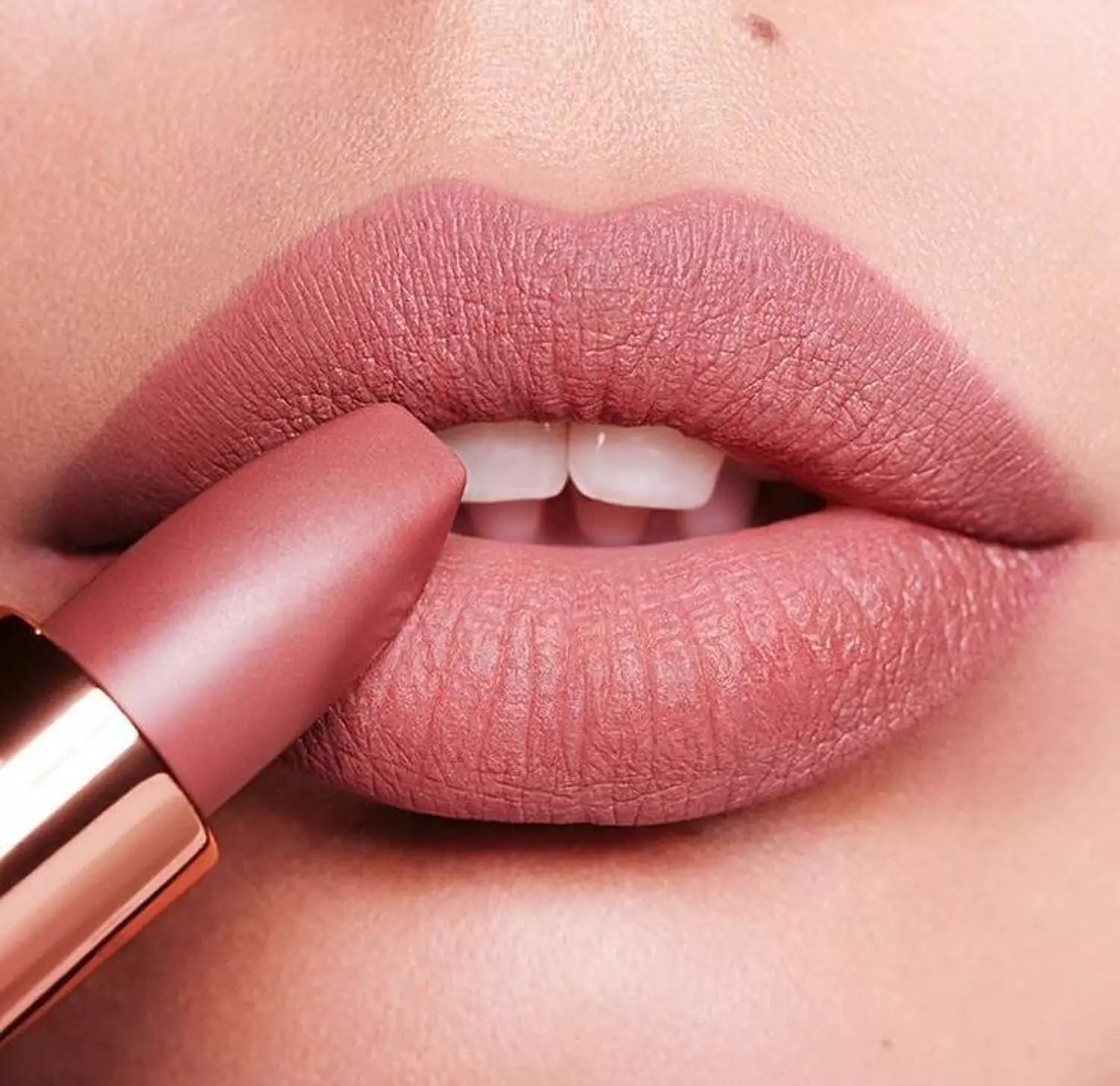 Charlotte Tilbury Charlotte Tilbury Matte Revolution Lipstick Pillow Talk  1