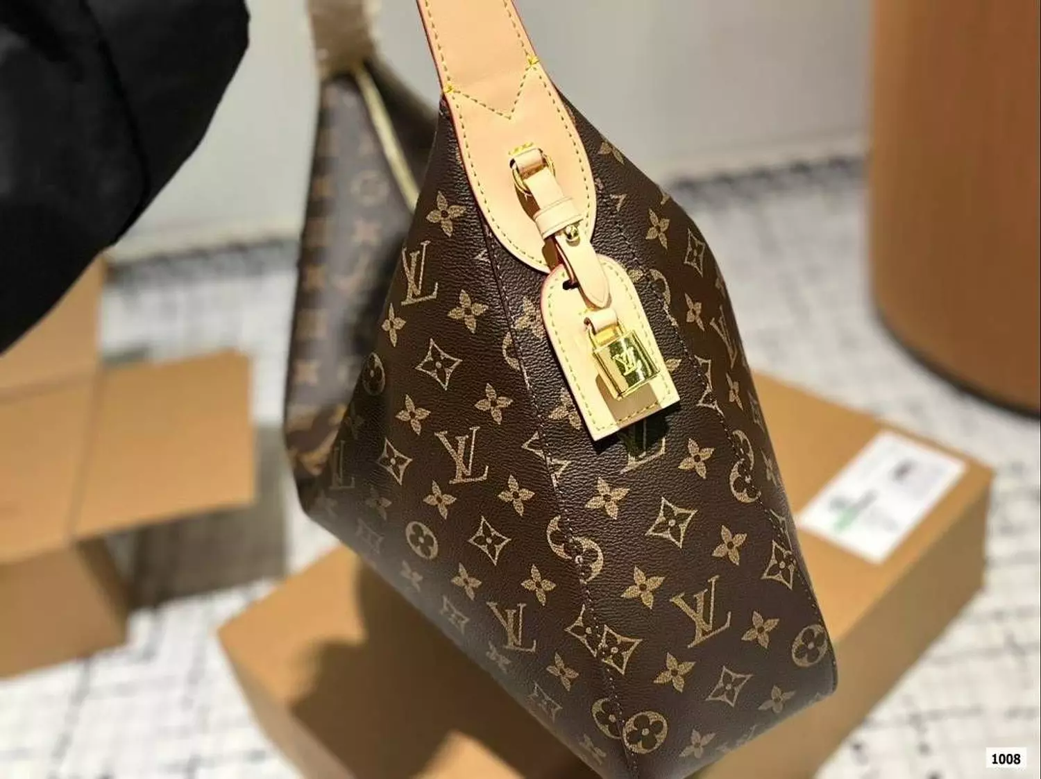 Louis Vuitton  2