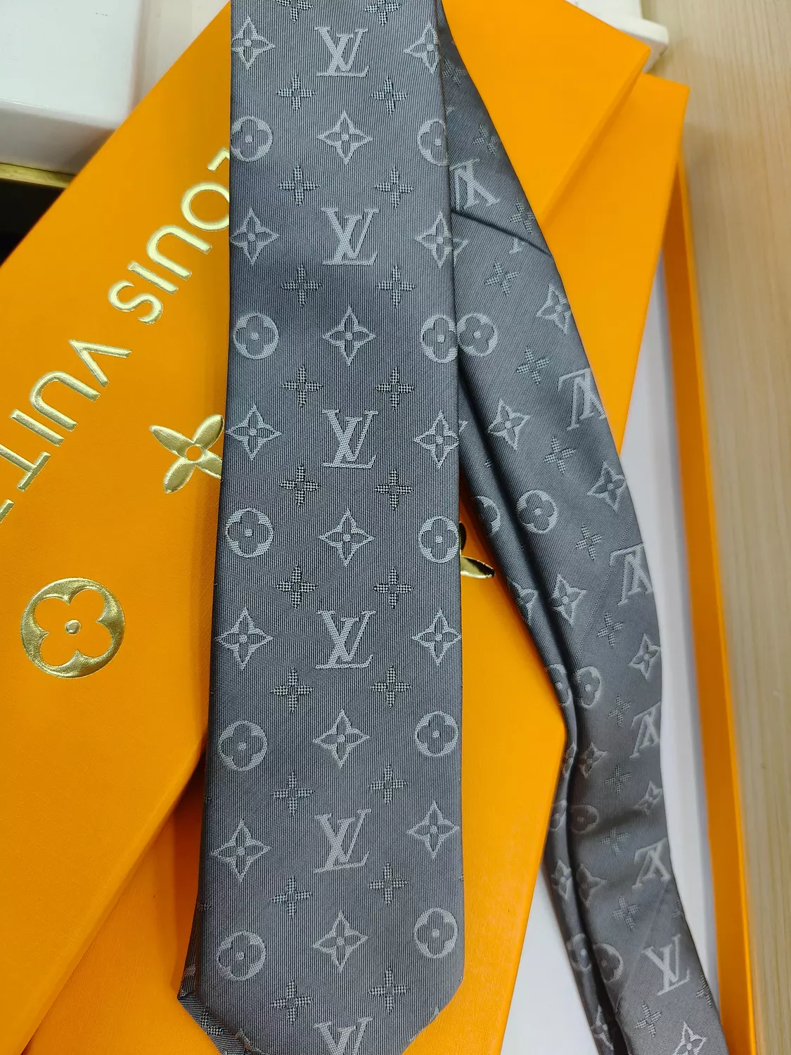 LOUIS VUITTON -GREY TIE-70 image