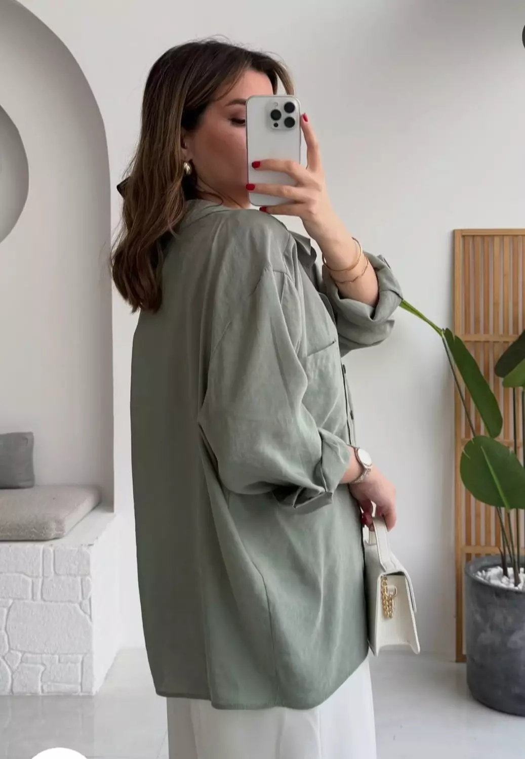 Olive basic shirt 🫒 hover image