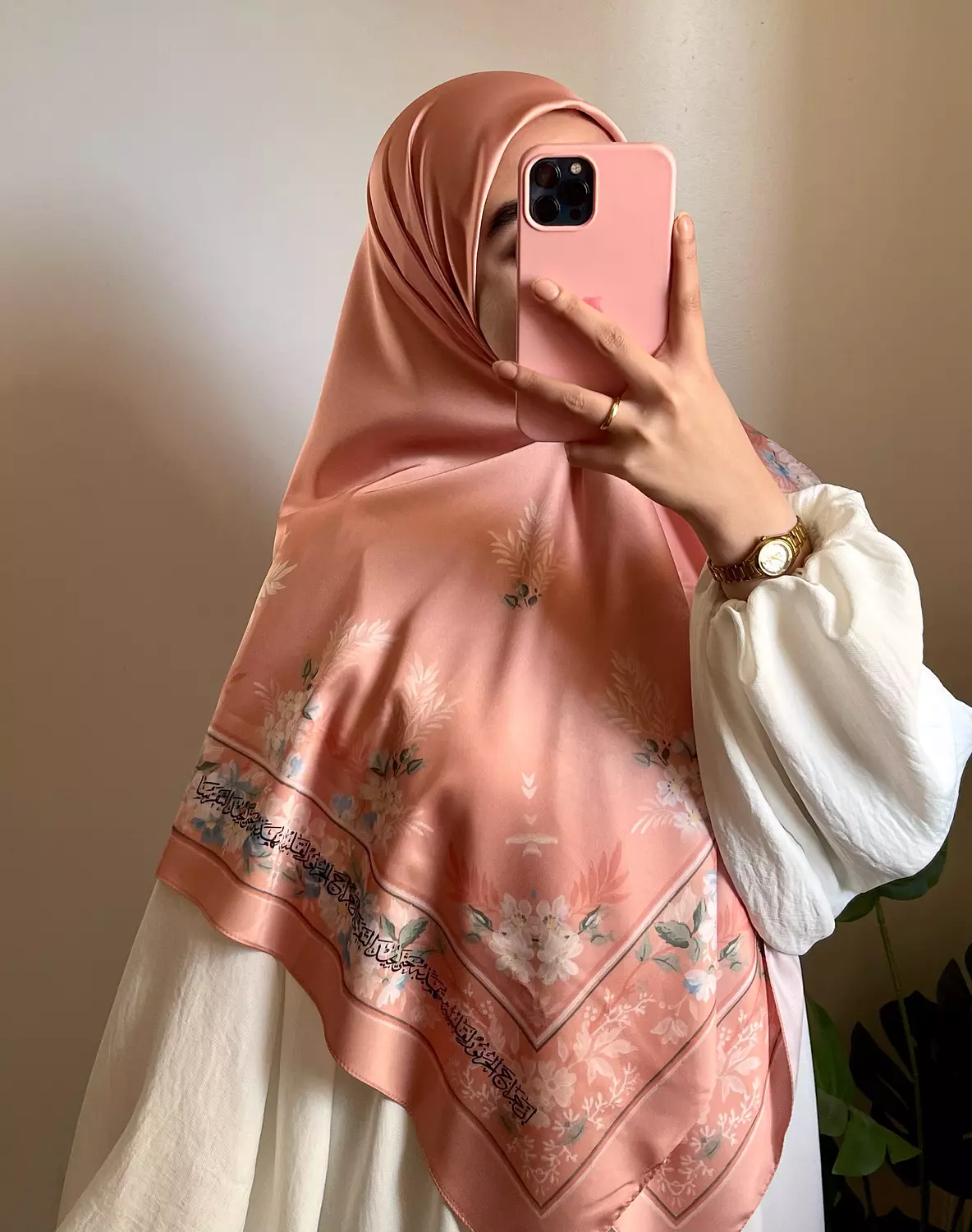 إن جراح الحر/ سكارف hover image