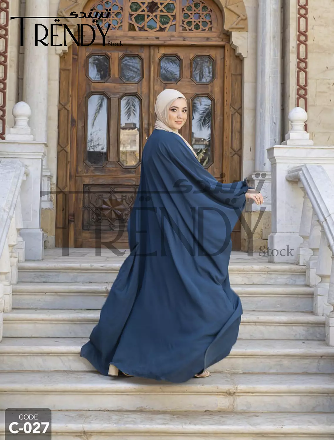 Half abaya decorated with an Indian accessory 2