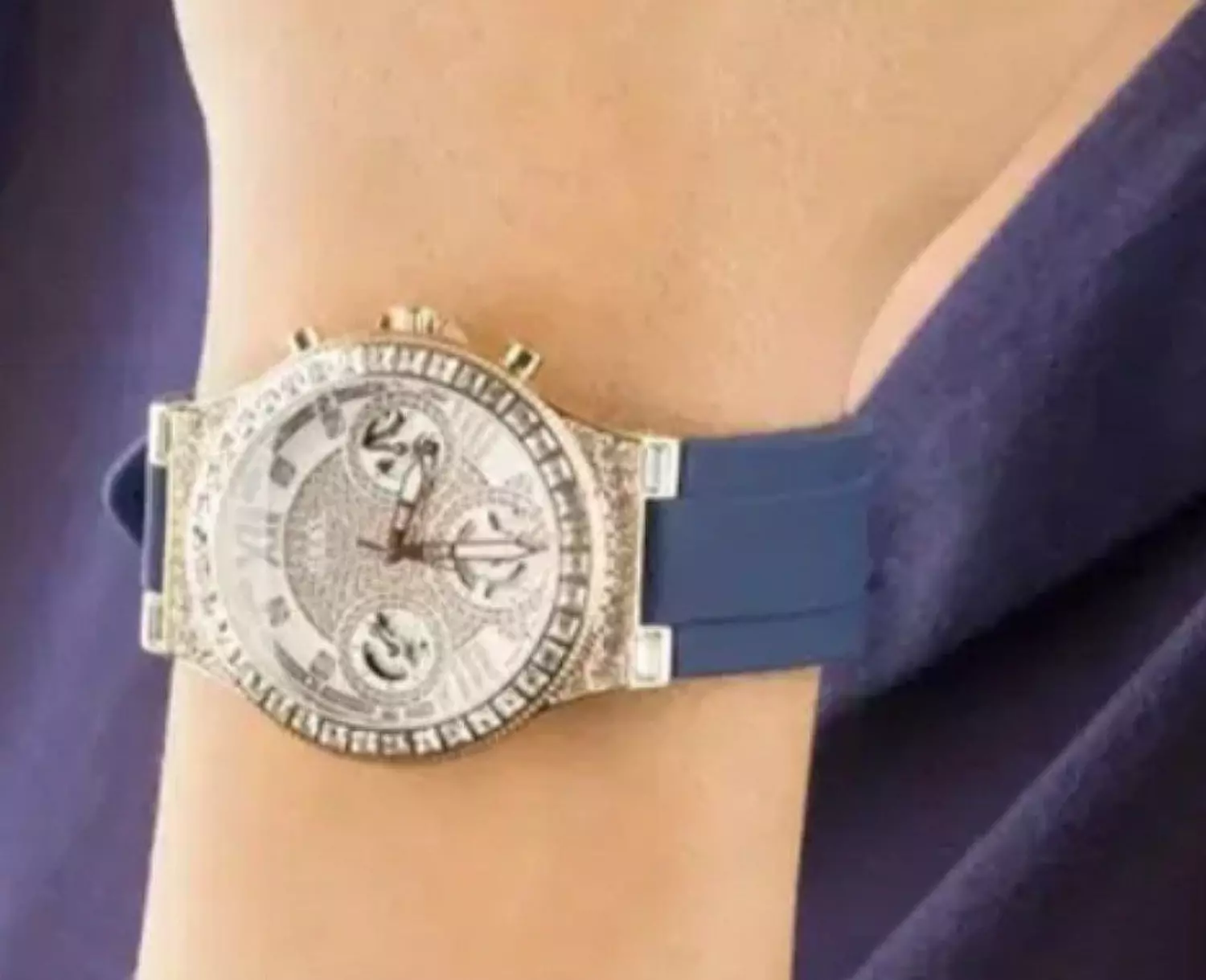 GUESS Women's Fashion Watch 2